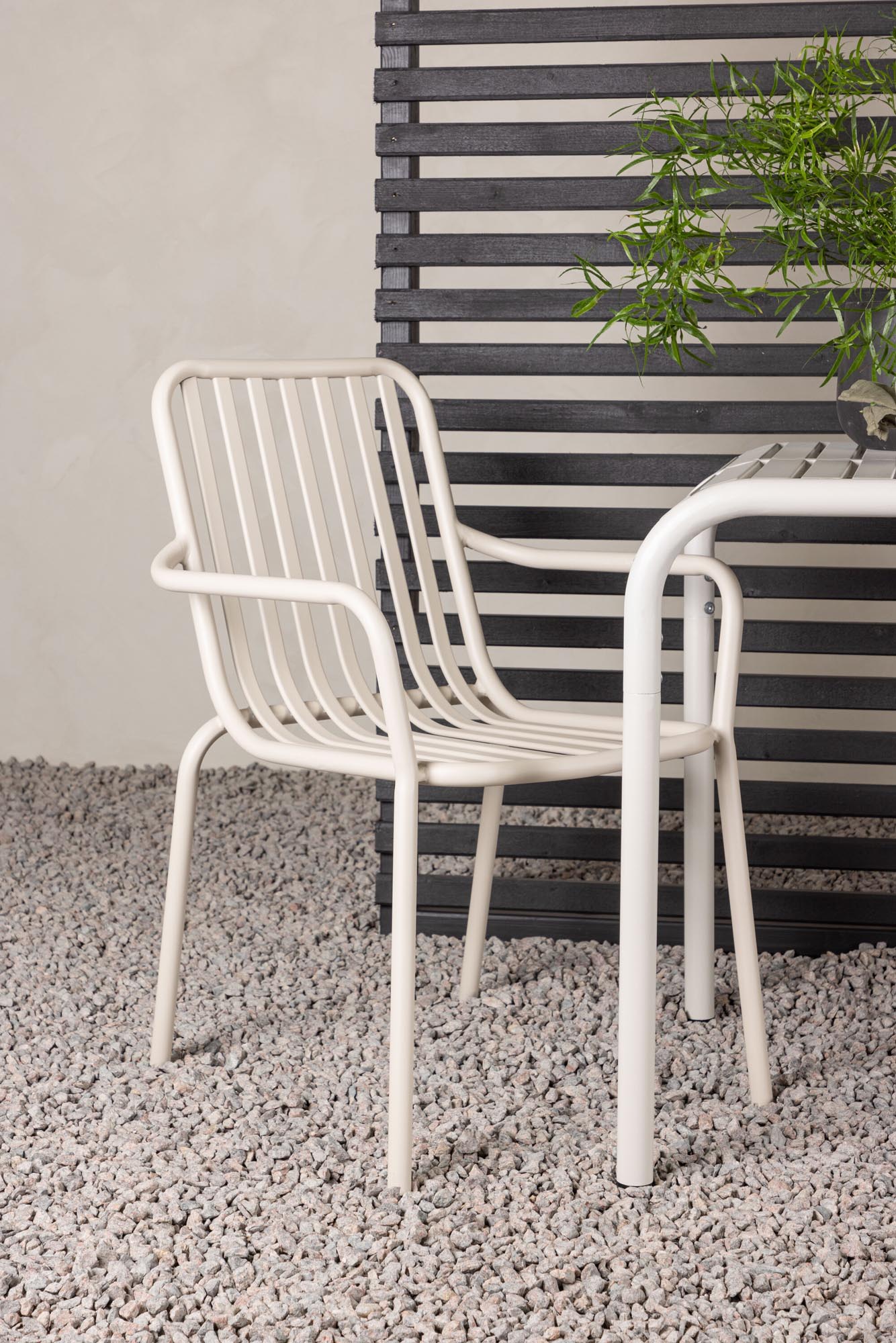 Gestalten Sie Ihren Außenbereich stilvoll mit dem Borneo Outdoor-Tischset und den Peking-Stühlen. Perfekt für entspannte Stunden im Freien!