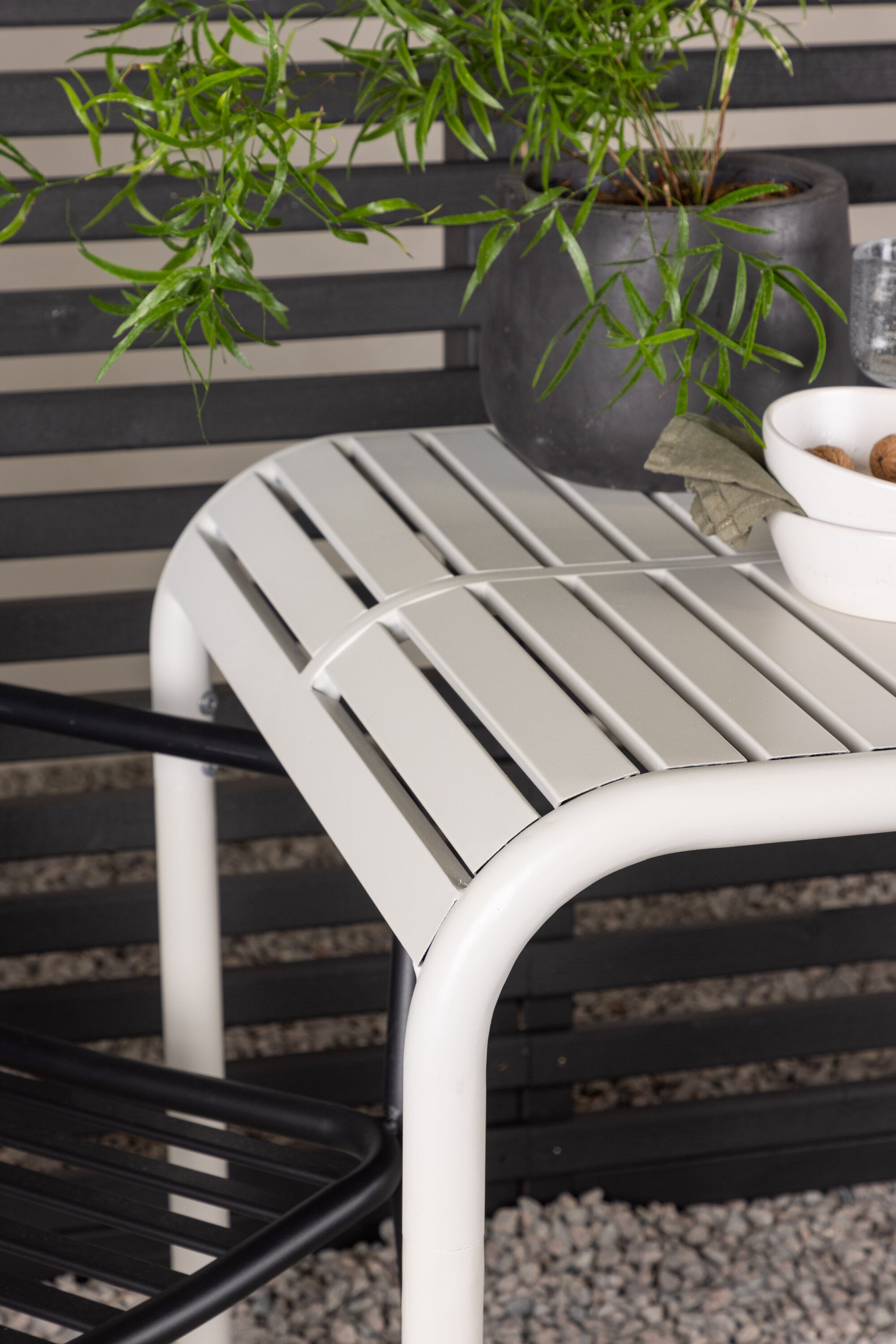 Borneo Outdoor-Tischset + Peking 70cm/2St. in Beige / Schwarz präsentiert im Onlineshop von KAQTU Design AG. Gartentischset ist von Venture Home