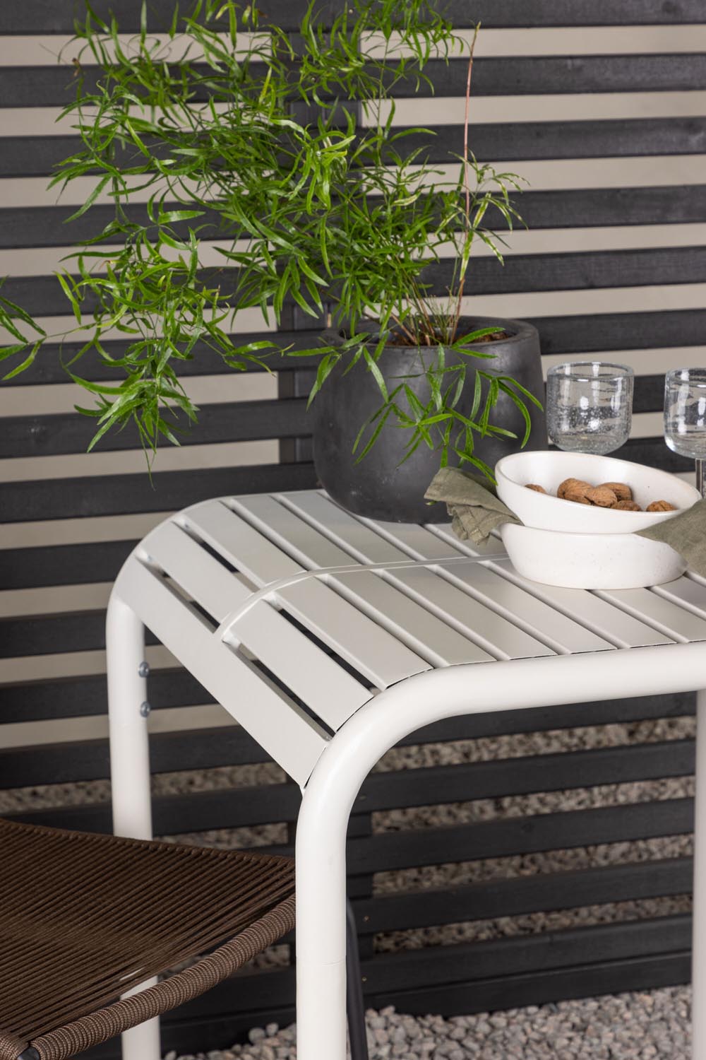 Borneo Outdoor-Caféset + Lindos 70cm/2St. in Beige präsentiert im Onlineshop von KAQTU Design AG. Gartentischset ist von Venture Home