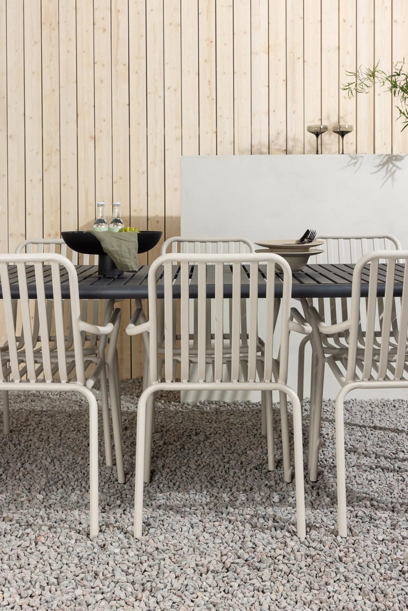Robustes Tischset für 6, perfekt für stilvolle Gartenpartys.