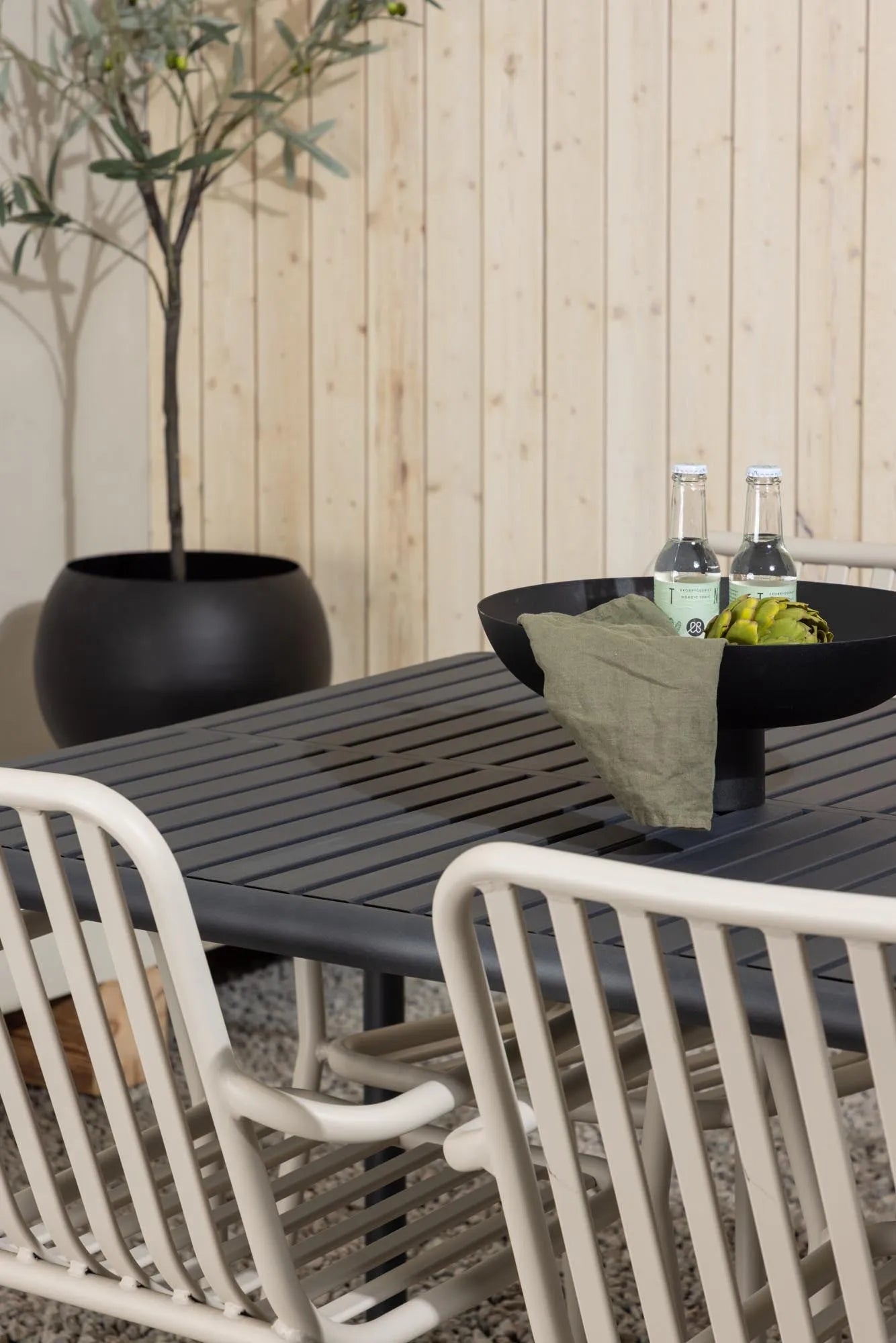Elegantes Borneo Tischset für 6, ideal für luxuriöse Outdoor-Events.