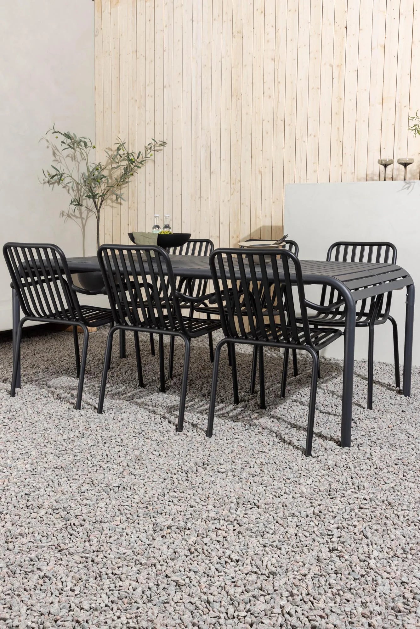 Stilvolles Borneo Tischset für 6, ideal für Outdoor-Dinnerpartys.