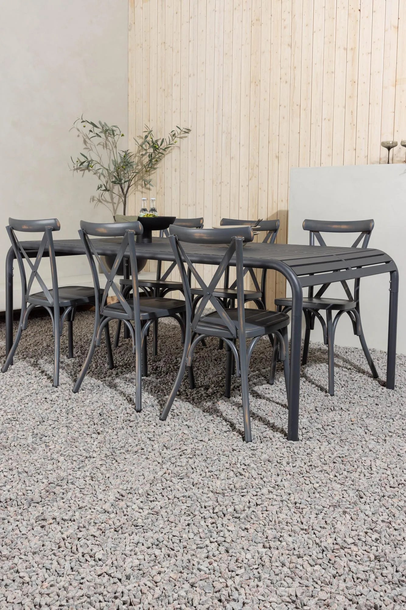 Stilvolles Borneo Tischset für 6, ideal für Outdoor-Dinnerpartys.