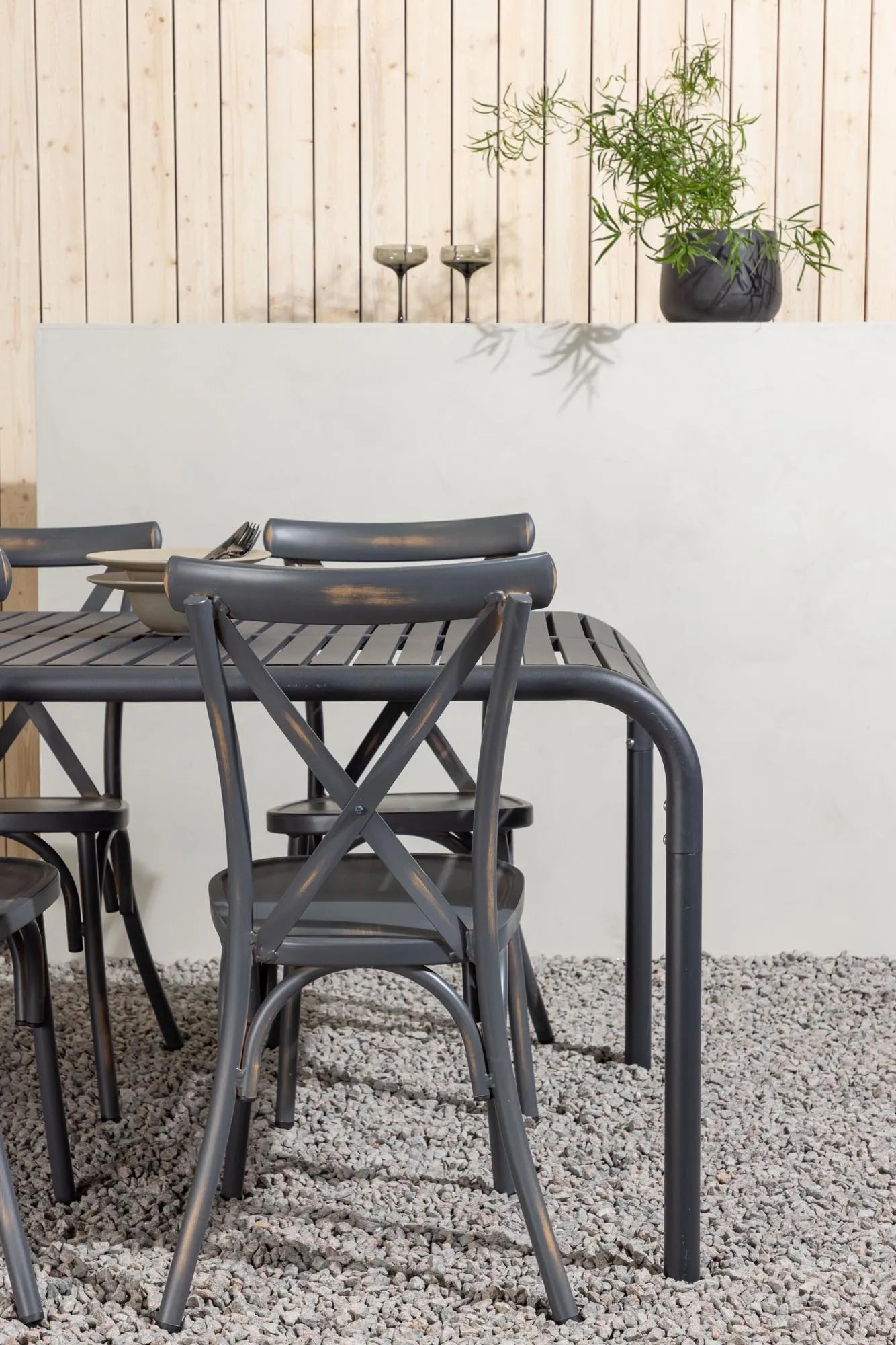 Stilvolles Borneo Tischset für 6, ideal für Outdoor-Dinnerpartys.