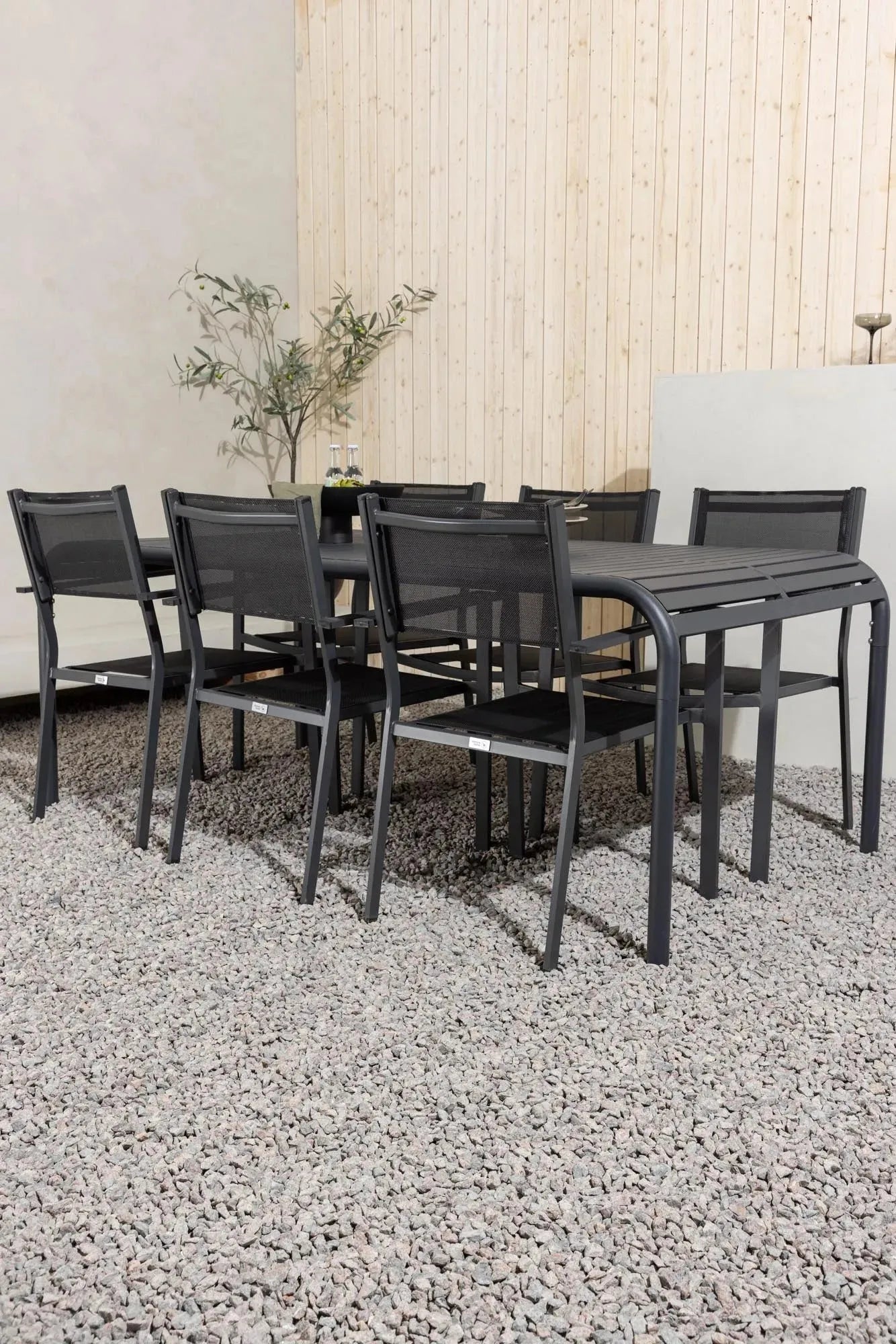 Stilvolles Borneo Tischset für 6, ideal für Outdoor-Dinner.