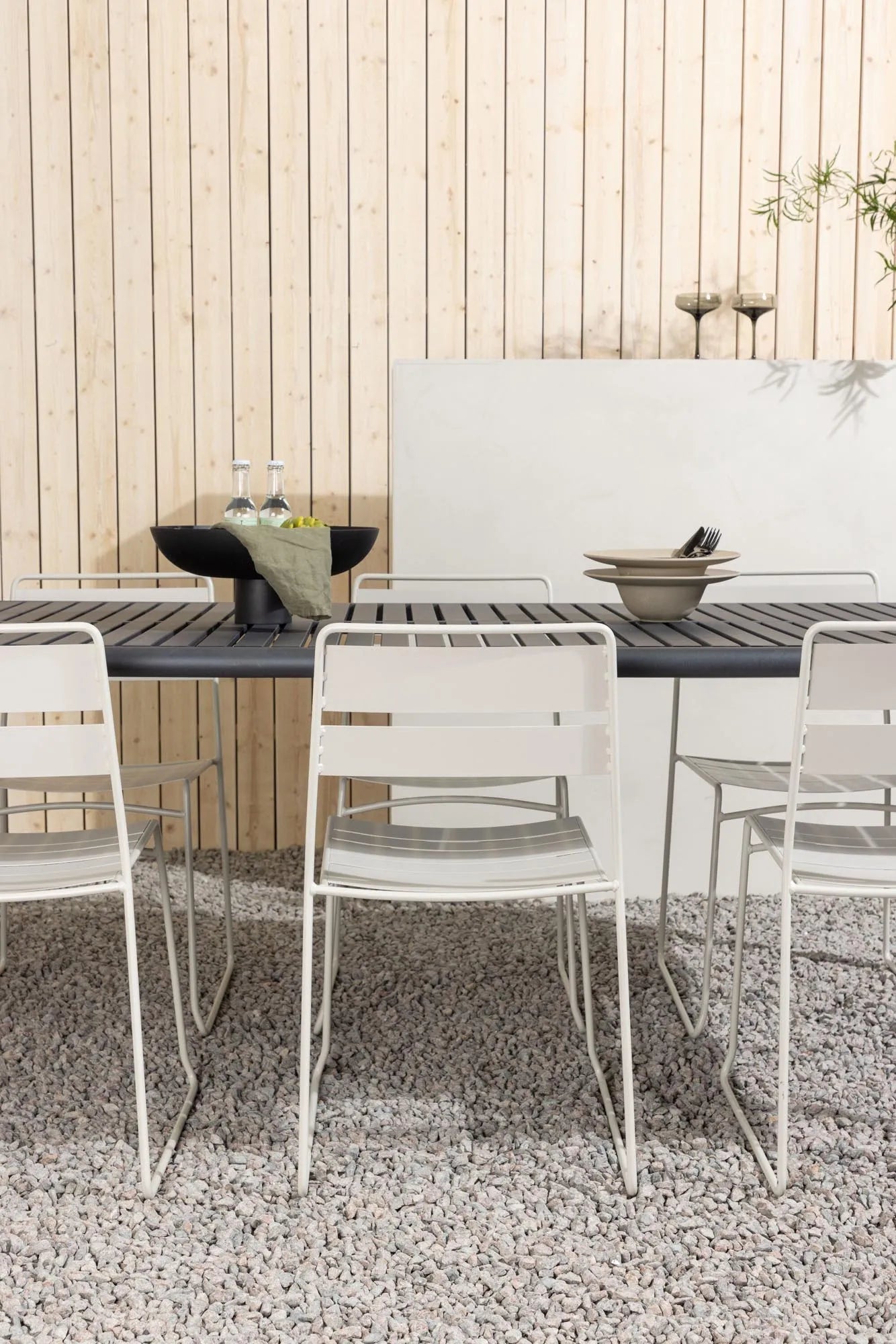 Elegantes Borneo Tischset: Ideal für gesellige Abende im Freien.