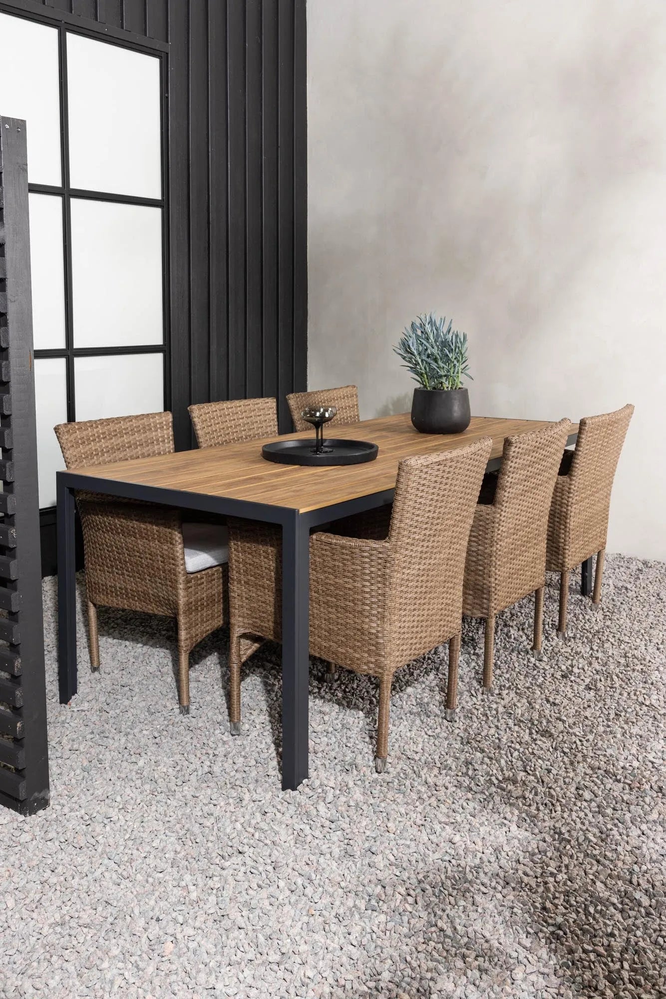 Stilvolles Outdoor-Tischset für gesellige Abende im Freien.