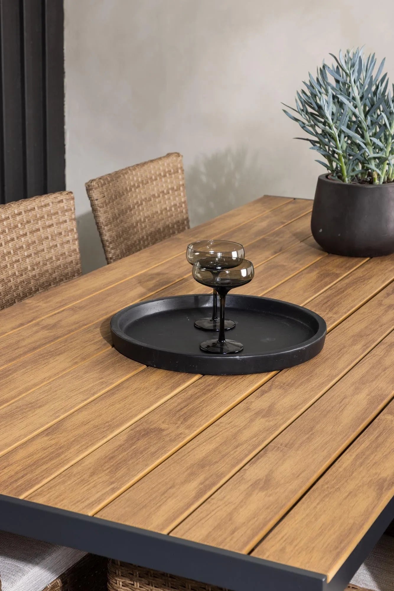 Robustes Outdoor-Tischset für unvergessliche Sommerabende.