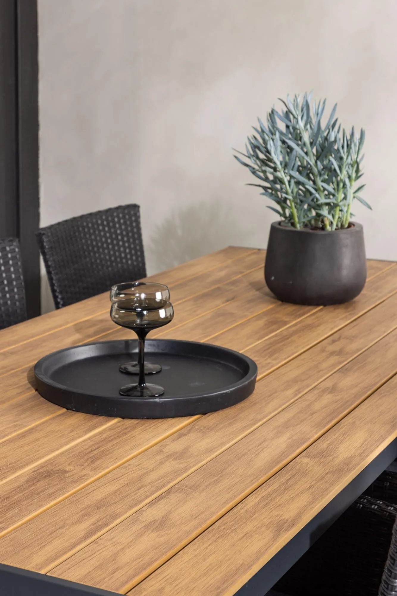 Venture Home: Modernes Tischset für gesellige Abende im Freien.