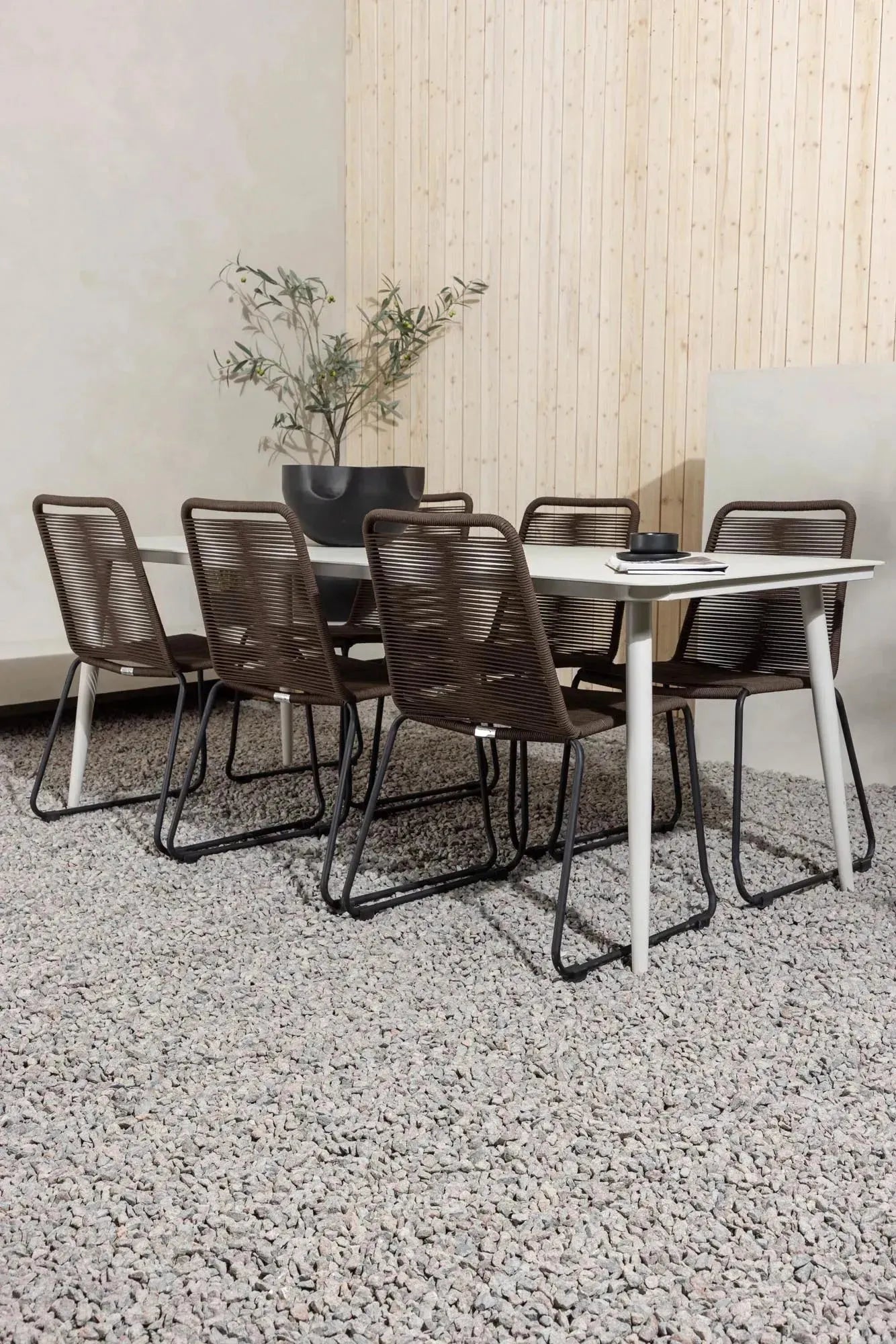 Lina Outdoor-Tischset: Stilvolles Design, robustes Material, ideal für 6 Personen. Perfekt für gesellige Abende im Freien.