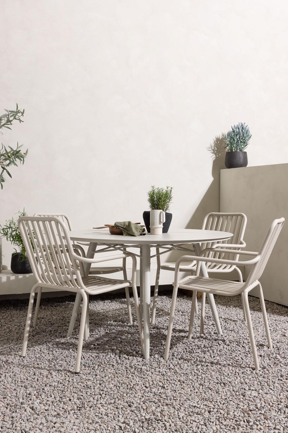 Lina Outdoor-Tischset + Peking ⌀120cm/4St. in Beige präsentiert im Onlineshop von KAQTU Design AG. Gartentischset ist von Venture Home