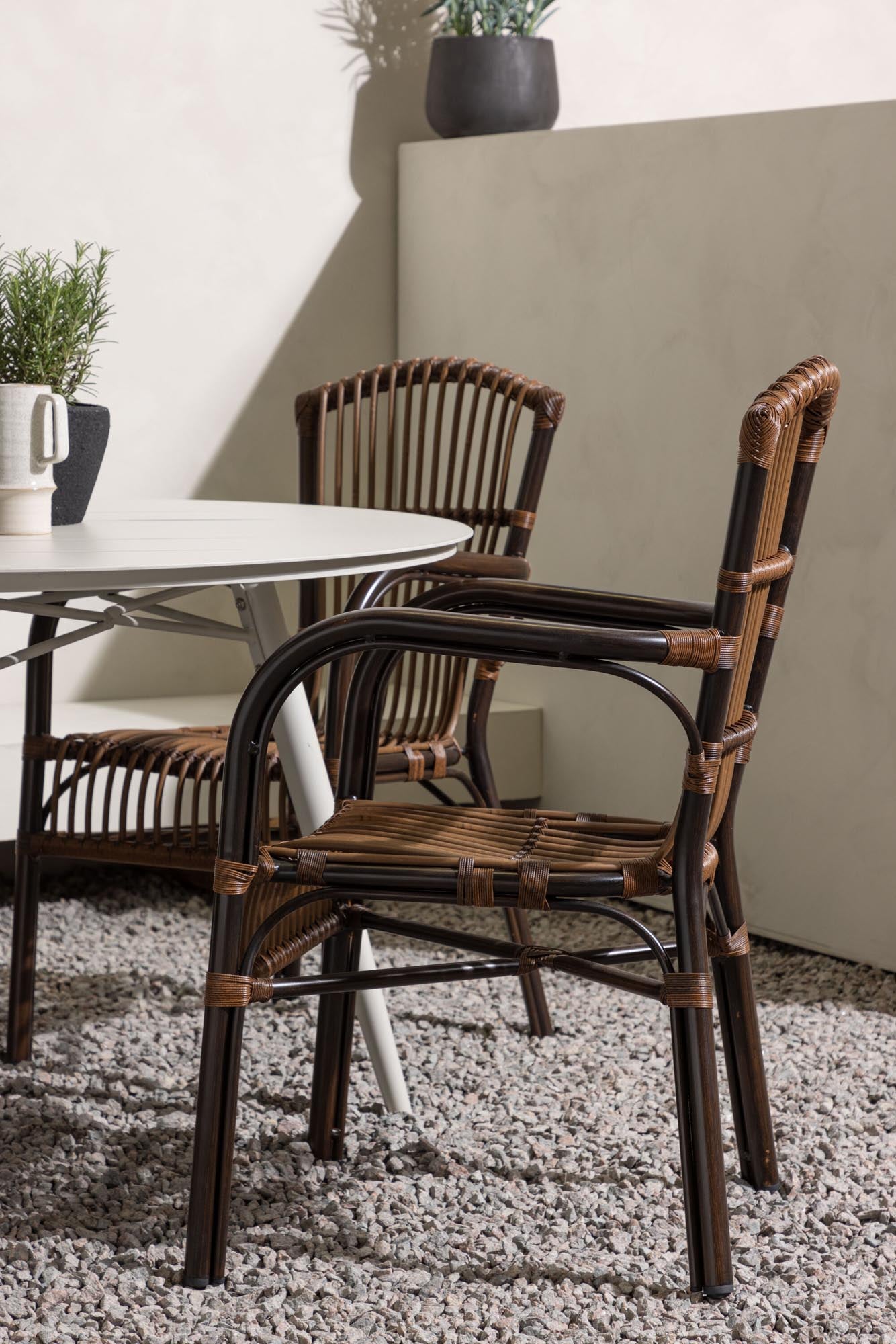 Gestalten Sie Ihre Terrasse mit dem Lina Outdoor-Tischset + Galera: Ein stilvoller 120 cm Tisch und 4 komfortable Stühle für gesellige Sommerabende.