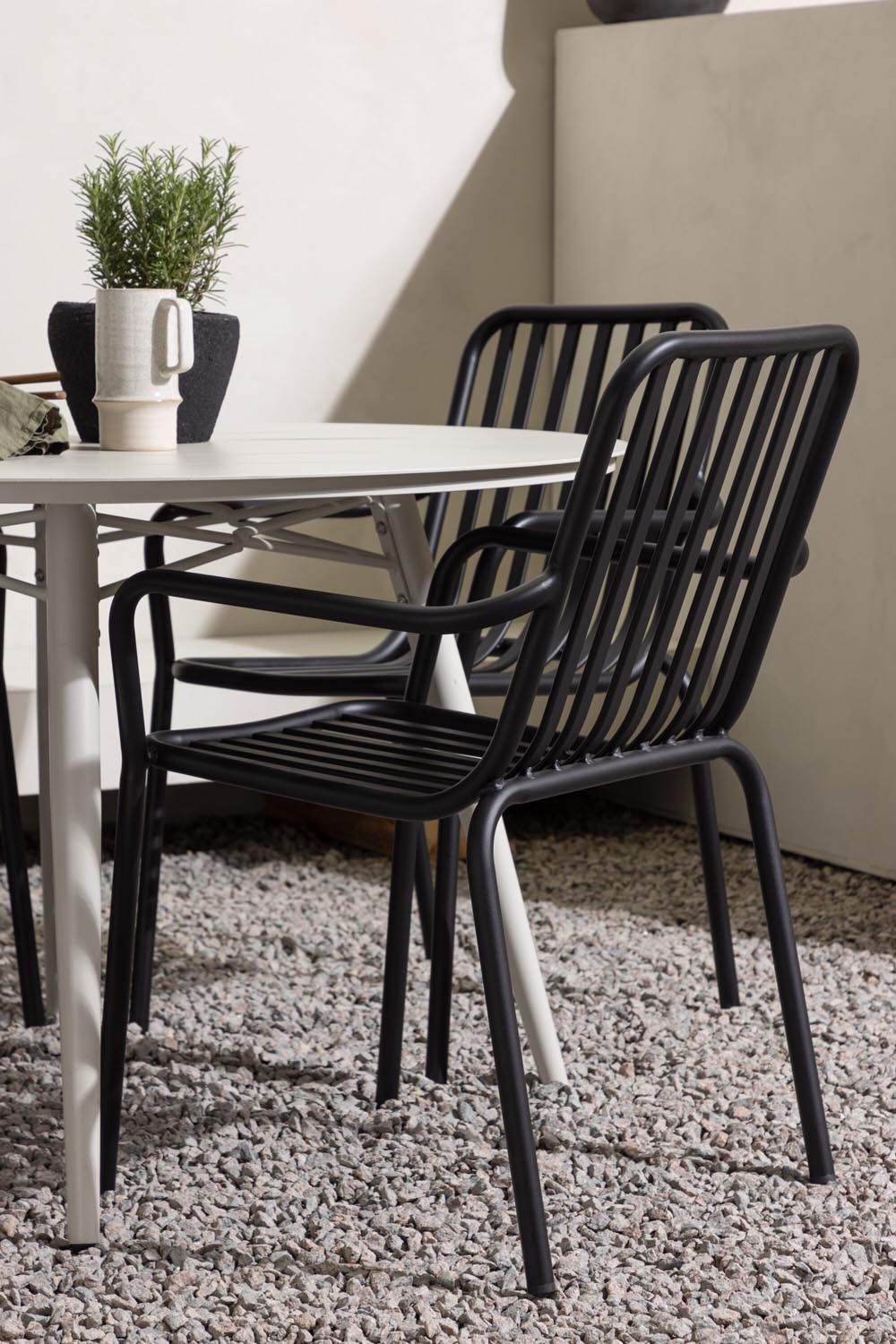 Lina Outdoor-Tischset + Peking ⌀120cm/4St. in Schwarz präsentiert im Onlineshop von KAQTU Design AG. Gartentischset ist von Venture Home