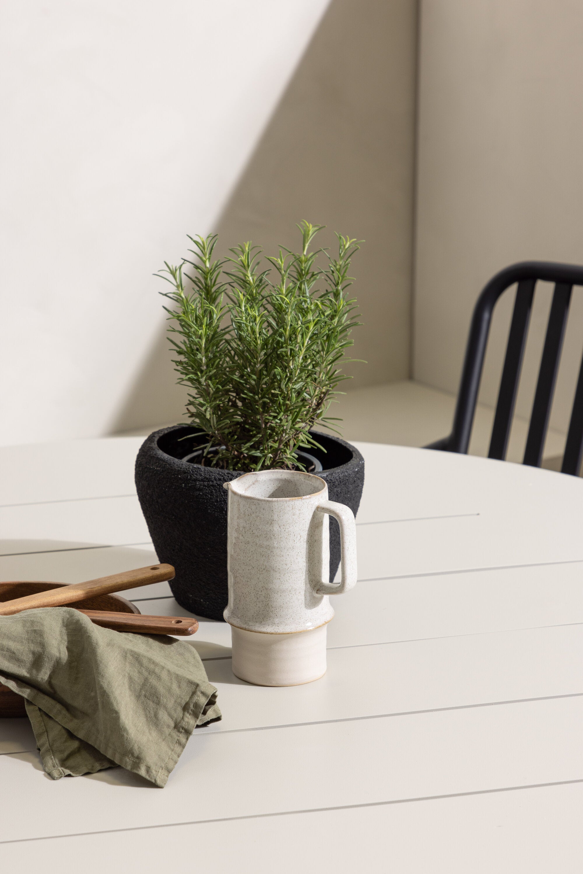 Lina Outdoor-Tischset + Peking ⌀120cm/4St. in Schwarz präsentiert im Onlineshop von KAQTU Design AG. Gartentischset ist von Venture Home