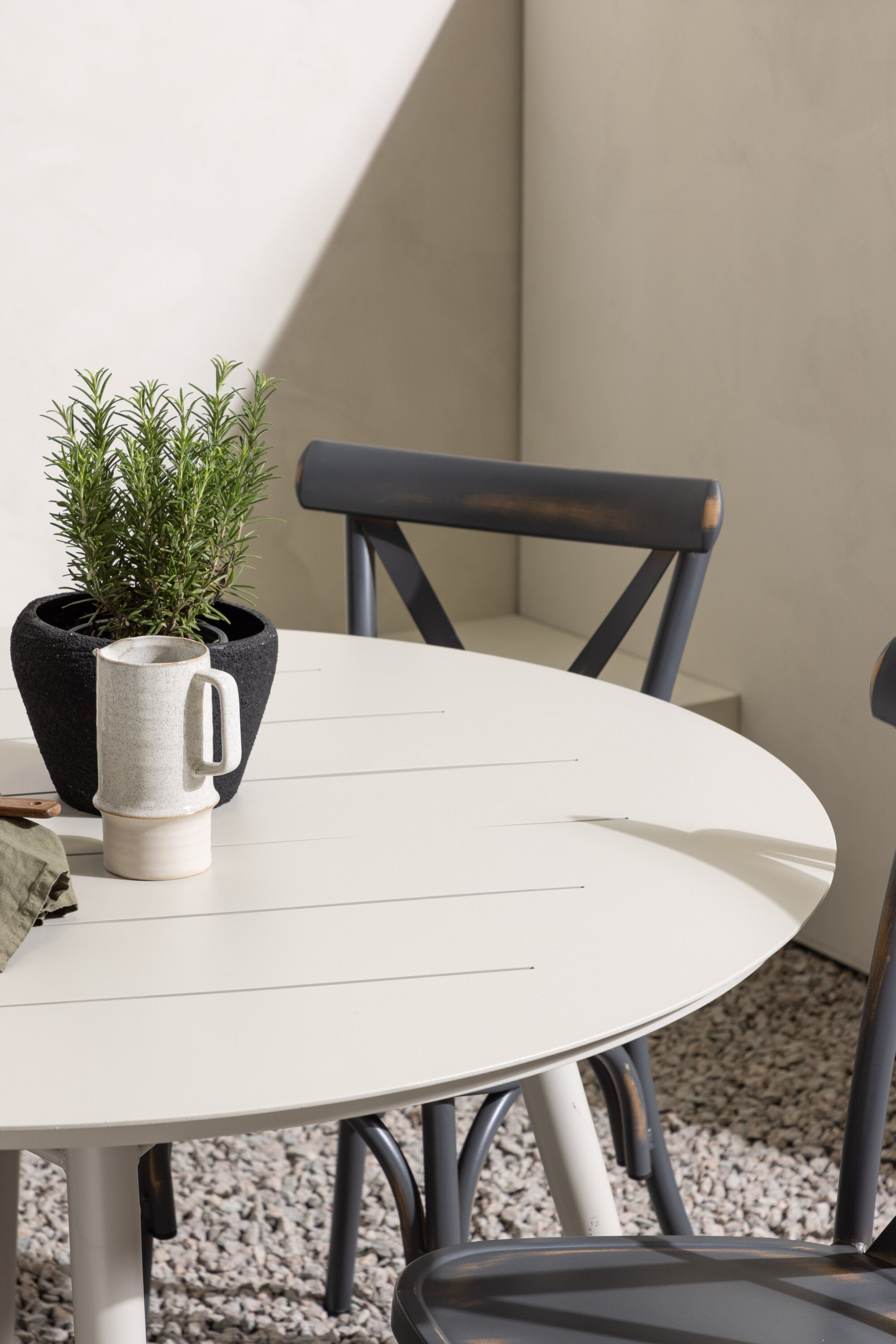 Lina Outdoor-Tischset + Peking ⌀120cm/4St. in Dunkelgrau präsentiert im Onlineshop von KAQTU Design AG. Gartentischset ist von Venture Home
