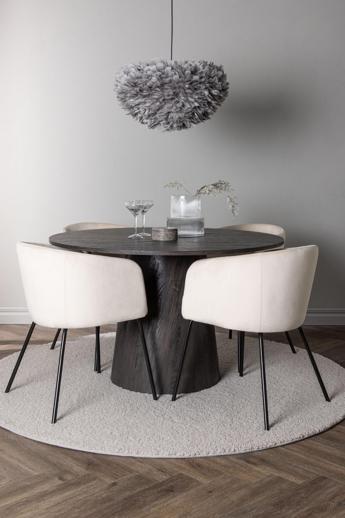 Stilvolles Esszimmerset: Runder 120 cm Tisch aus braunem MDF, ergänzt durch luxuriöse, gepolsterte Samtstühle in Beige. Perfekt für gesellige Runden.
