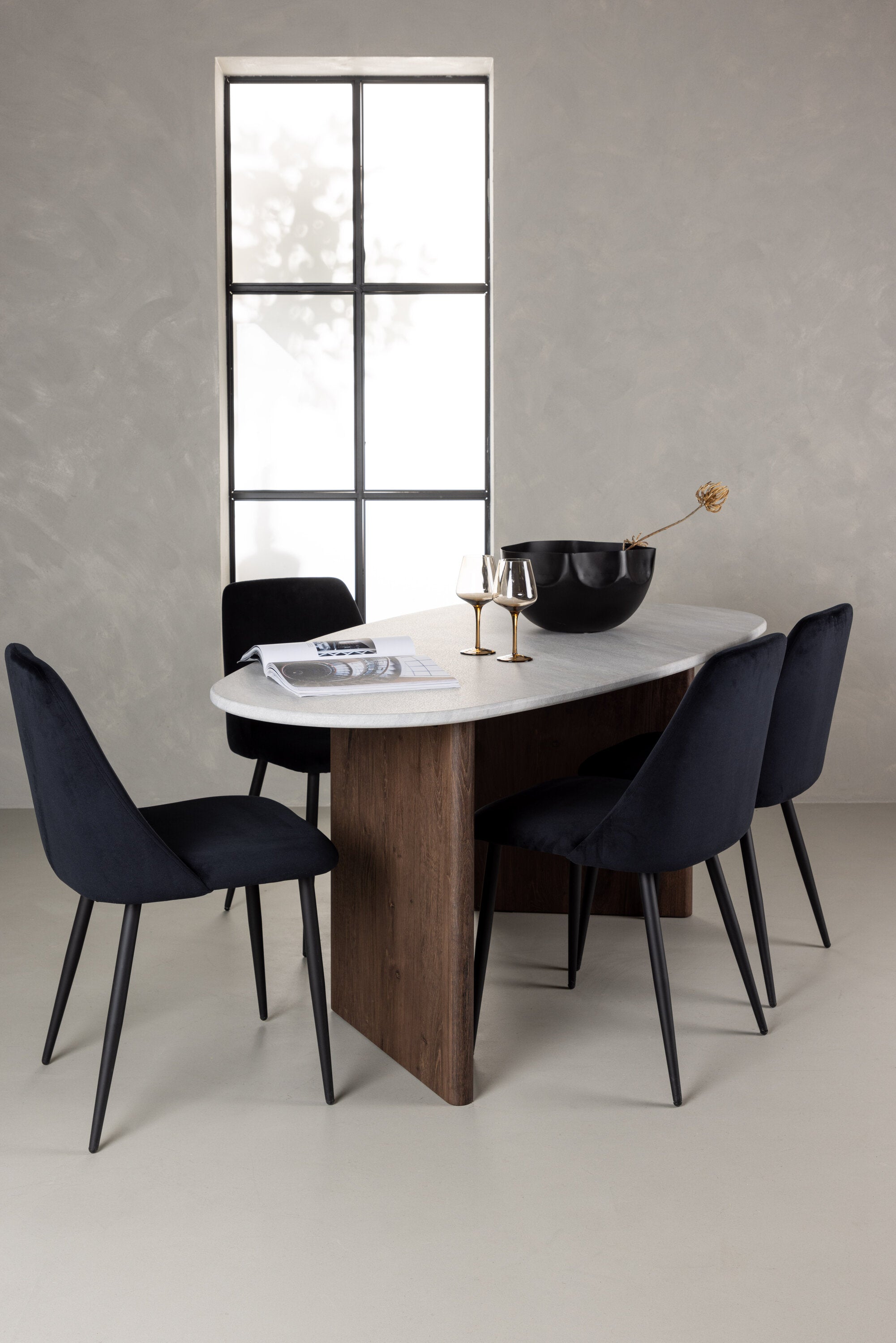 Grönvik Esszimmerset + Night 180cm/4St. in Schwarz präsentiert im Onlineshop von KAQTU Design AG. Esszimmerset ist von Venture Home