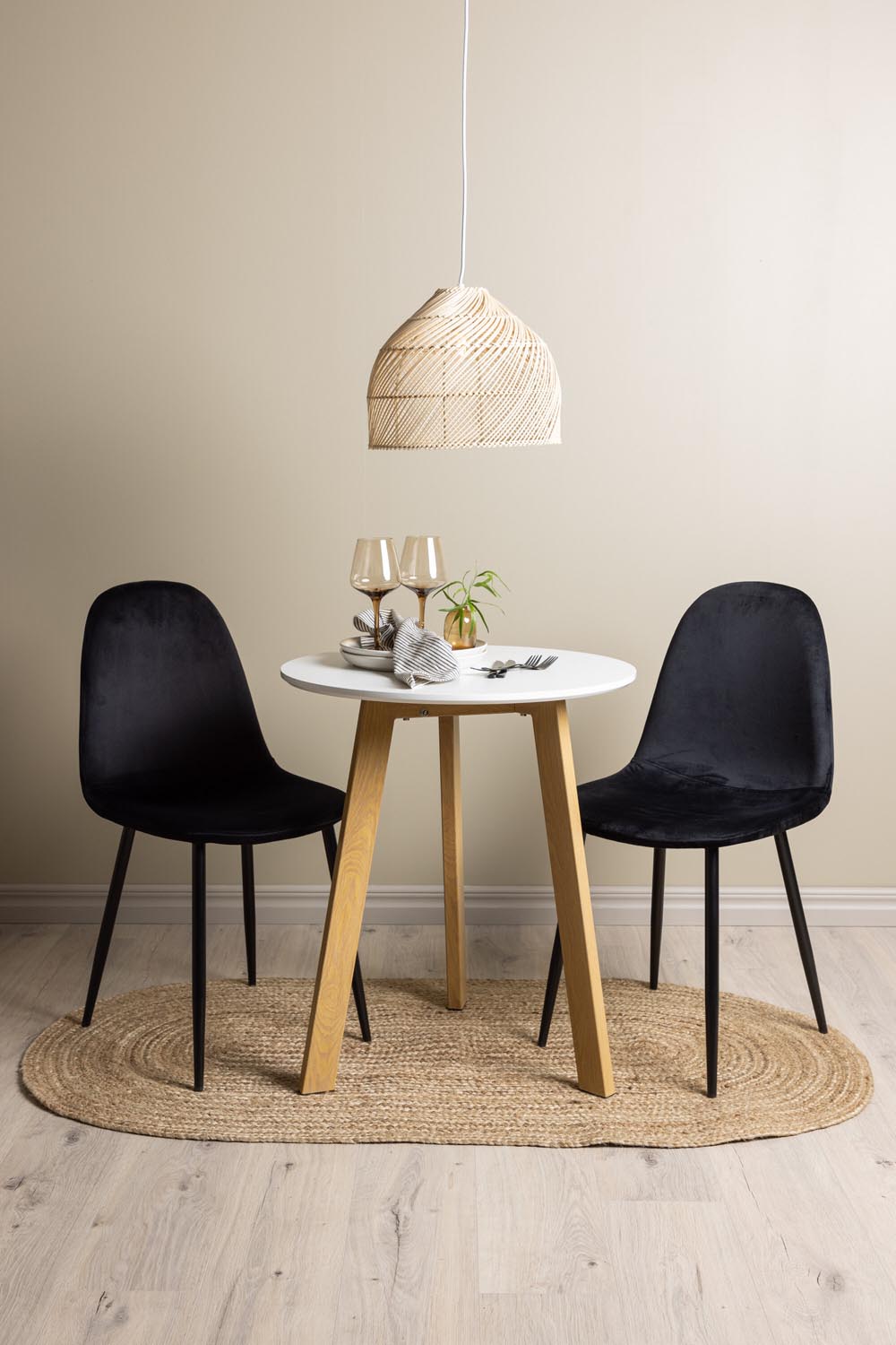 Leonora Esszimmerset + Polar ⌀65cm/2St. in Schwarz präsentiert im Onlineshop von KAQTU Design AG. Esszimmerset ist von Venture Home