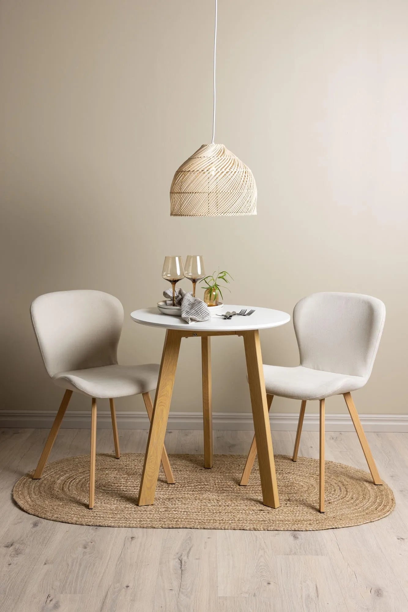 Kompaktes Leonora Set mit Lilja Tisch, perfekt für moderne Esszimmer.