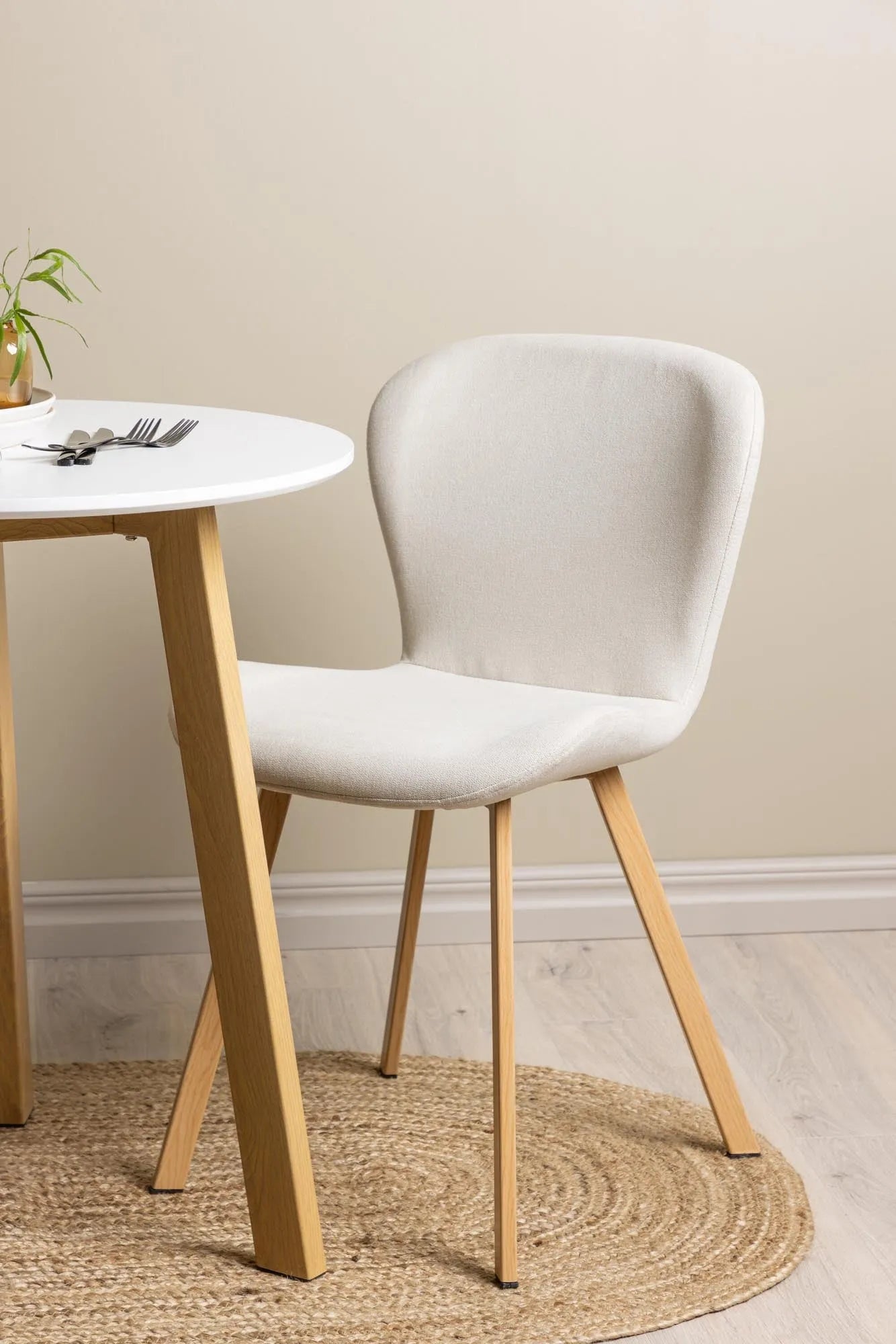 Elegantes Leonora Set mit Lilja Tisch, ideal für zeitgemäße Räume.