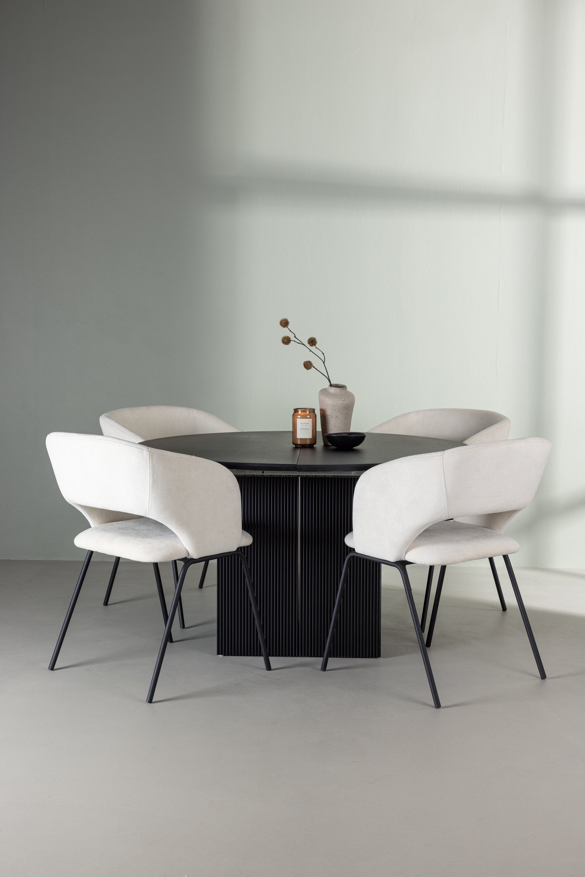 Matilda Esszimmerset + Day ⌀130cm/4St. in Schwarz, gebrochenes Weiss präsentiert im Onlineshop von KAQTU Design AG. Esszimmerset ist von Venture Home