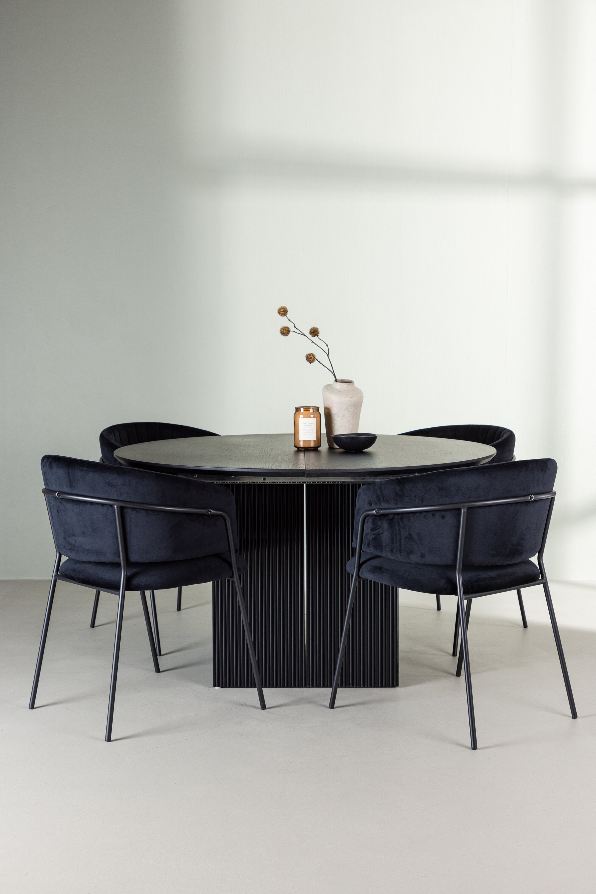 Matilda Esszimmerset + Selma ⌀130cm/4St. in Schwarz präsentiert im Onlineshop von KAQTU Design AG. Esszimmerset ist von Venture Home