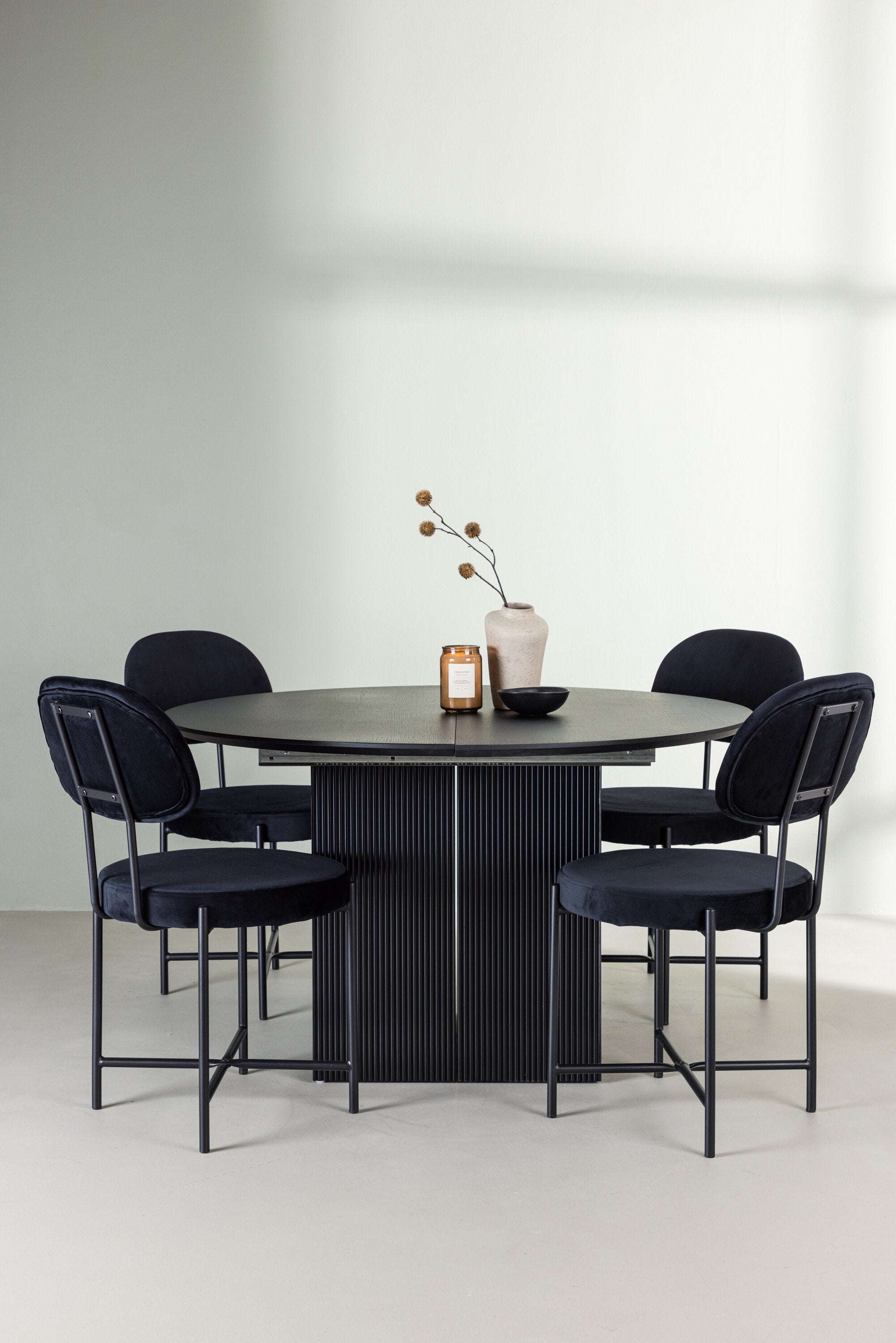 Matilda Esszimmerset + Stella ⌀130cm/4St. in Schwarz präsentiert im Onlineshop von KAQTU Design AG. Esszimmerset ist von Venture Home