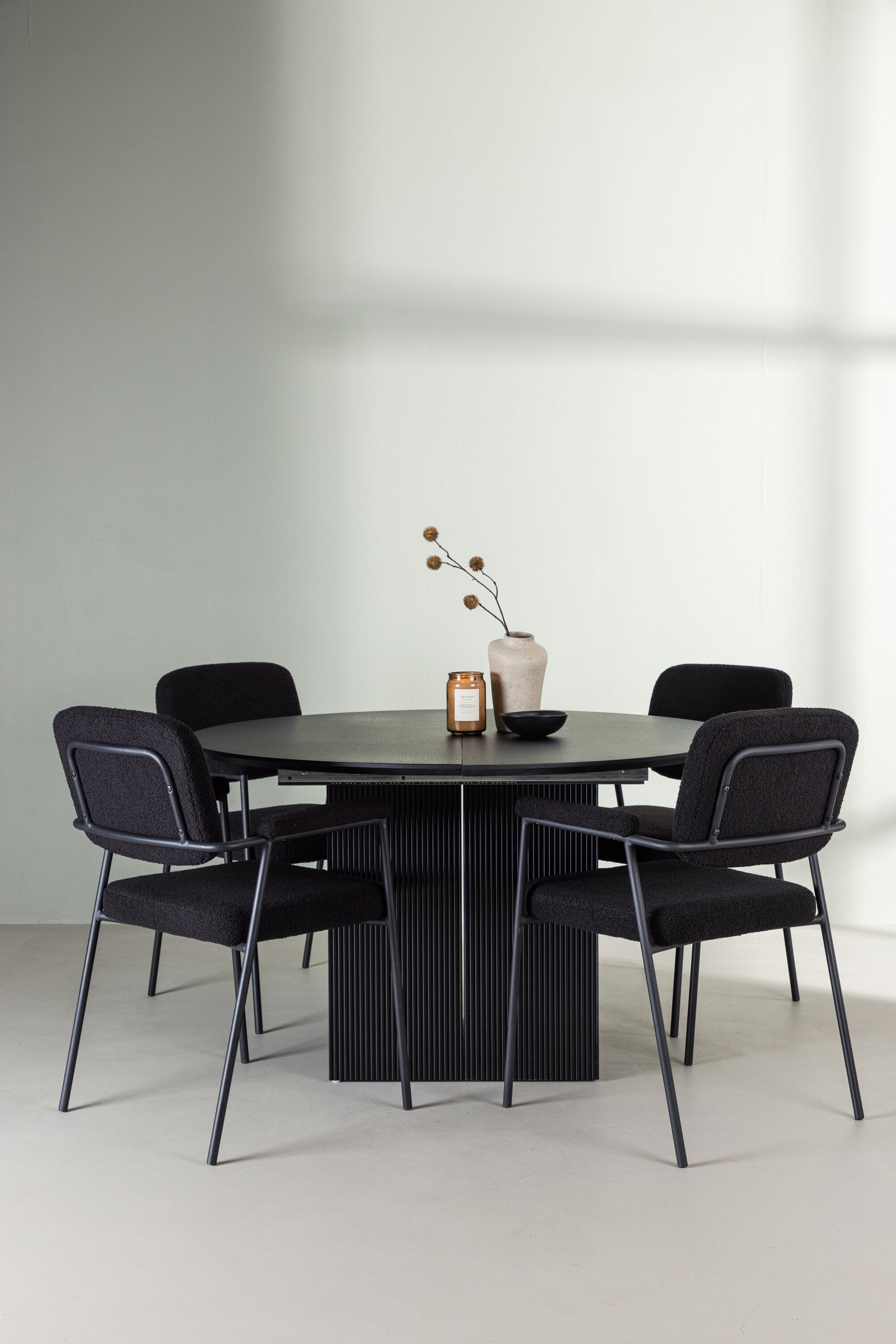 Matilda Esszimmerset + Yesterday ⌀130cm/4St. in Schwarz präsentiert im Onlineshop von KAQTU Design AG. Esszimmerset ist von Venture Home