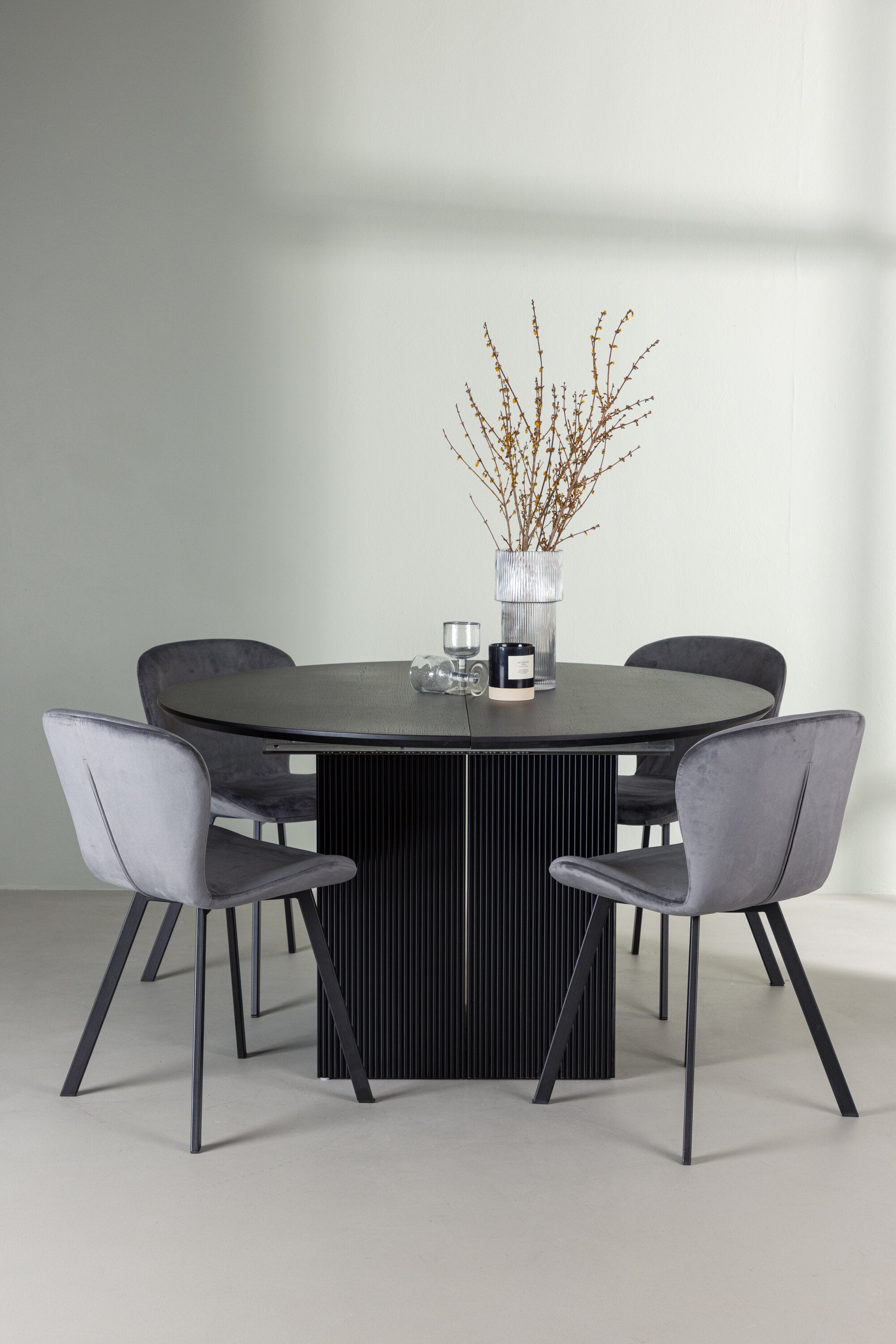 Matilda Esszimmerset + Lilja ⌀130cm/4St. in Schwarzgrau präsentiert im Onlineshop von KAQTU Design AG. Esszimmerset ist von Venture Home