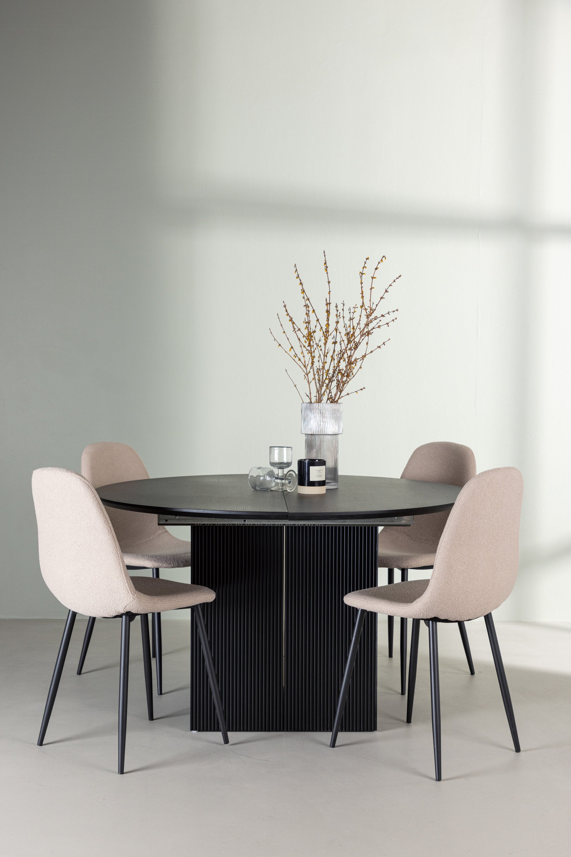Matilda Esszimmerset + Polar ⌀130cm/4St. in Beige, Schwarz präsentiert im Onlineshop von KAQTU Design AG. Esszimmerset ist von Venture Home