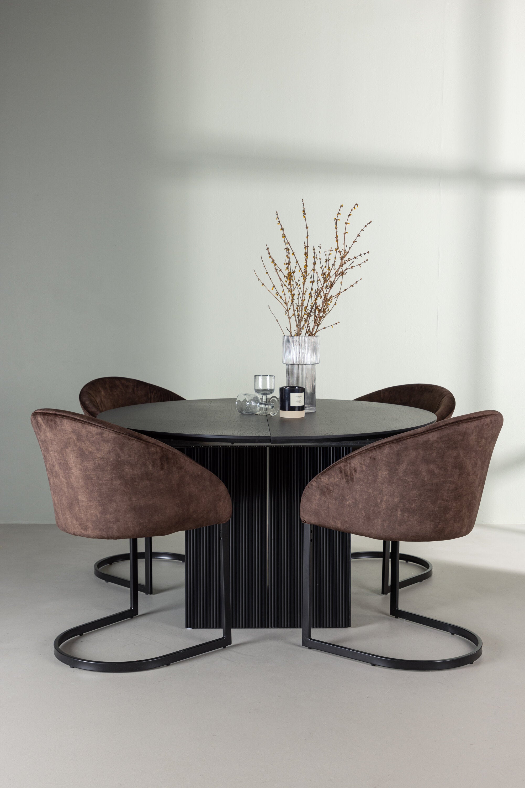 Matilda Esszimmerset + Evening ⌀130cm/4St. in Schwarz Braun präsentiert im Onlineshop von KAQTU Design AG. Esszimmerset ist von Venture Home