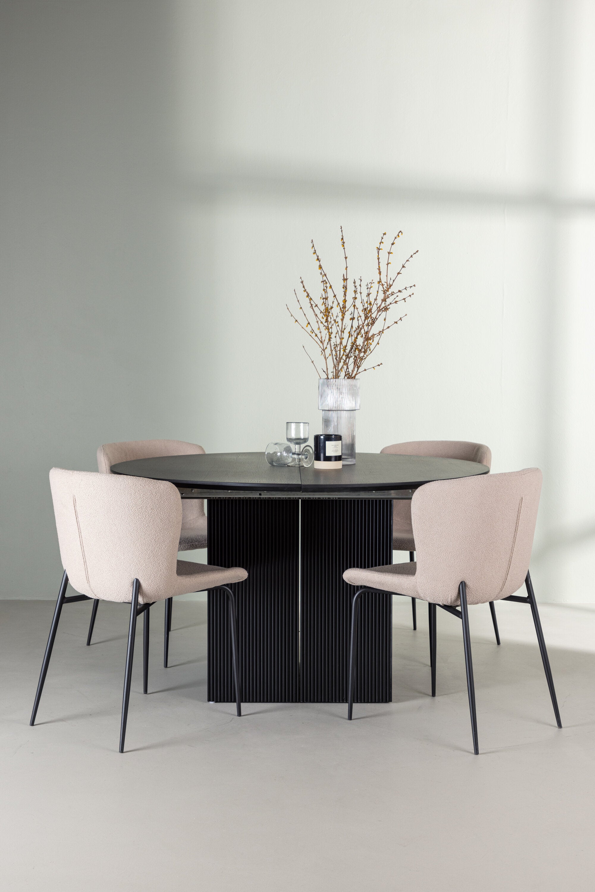 Matilda Esszimmerset + Modesto ⌀130cm/4St. in Beige, Schwarz präsentiert im Onlineshop von KAQTU Design AG. Esszimmerset ist von Venture Home