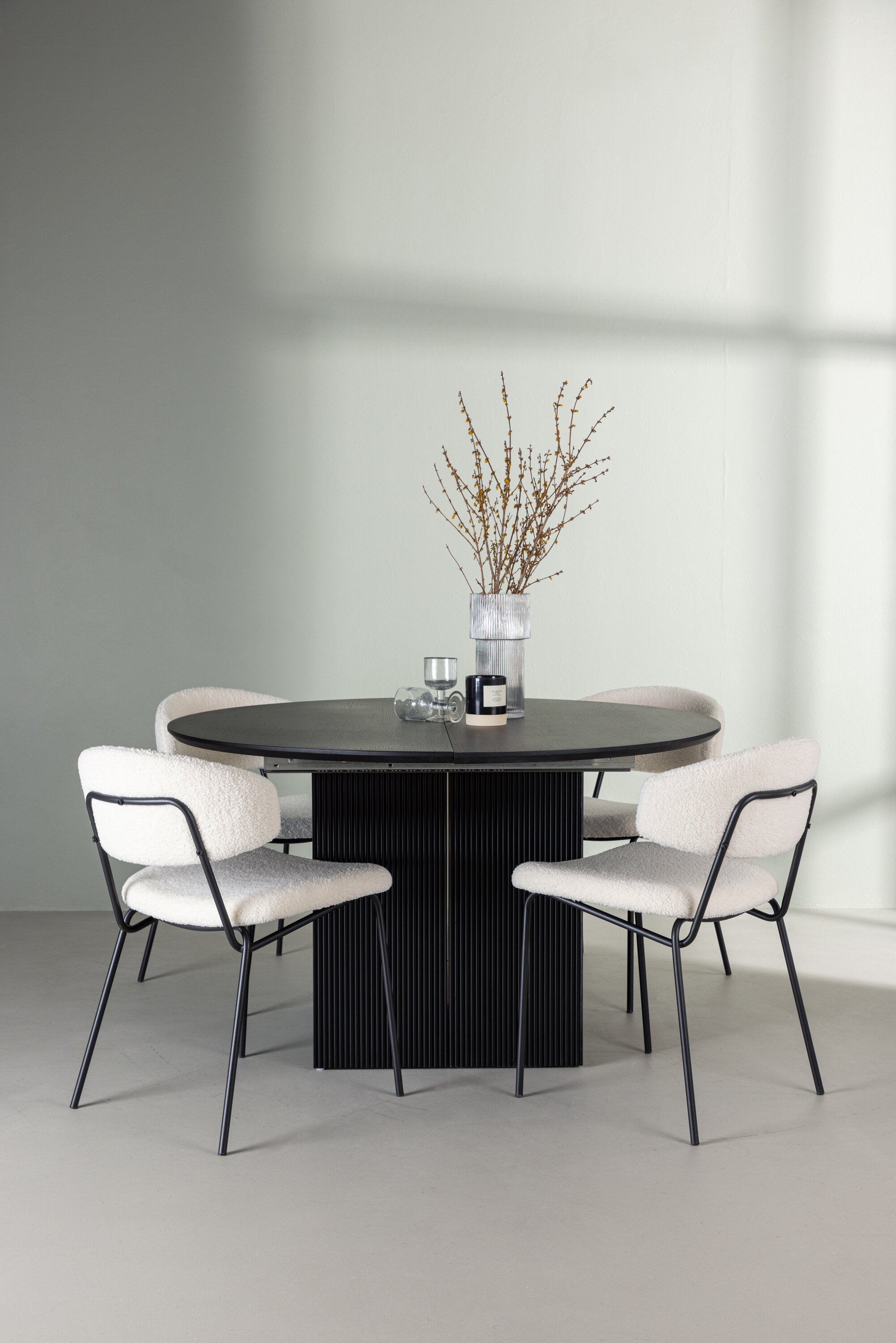 Matilda Esszimmerset + Chico ⌀130cm/4St. in Weiss präsentiert im Onlineshop von KAQTU Design AG. Esszimmerset ist von Venture Home