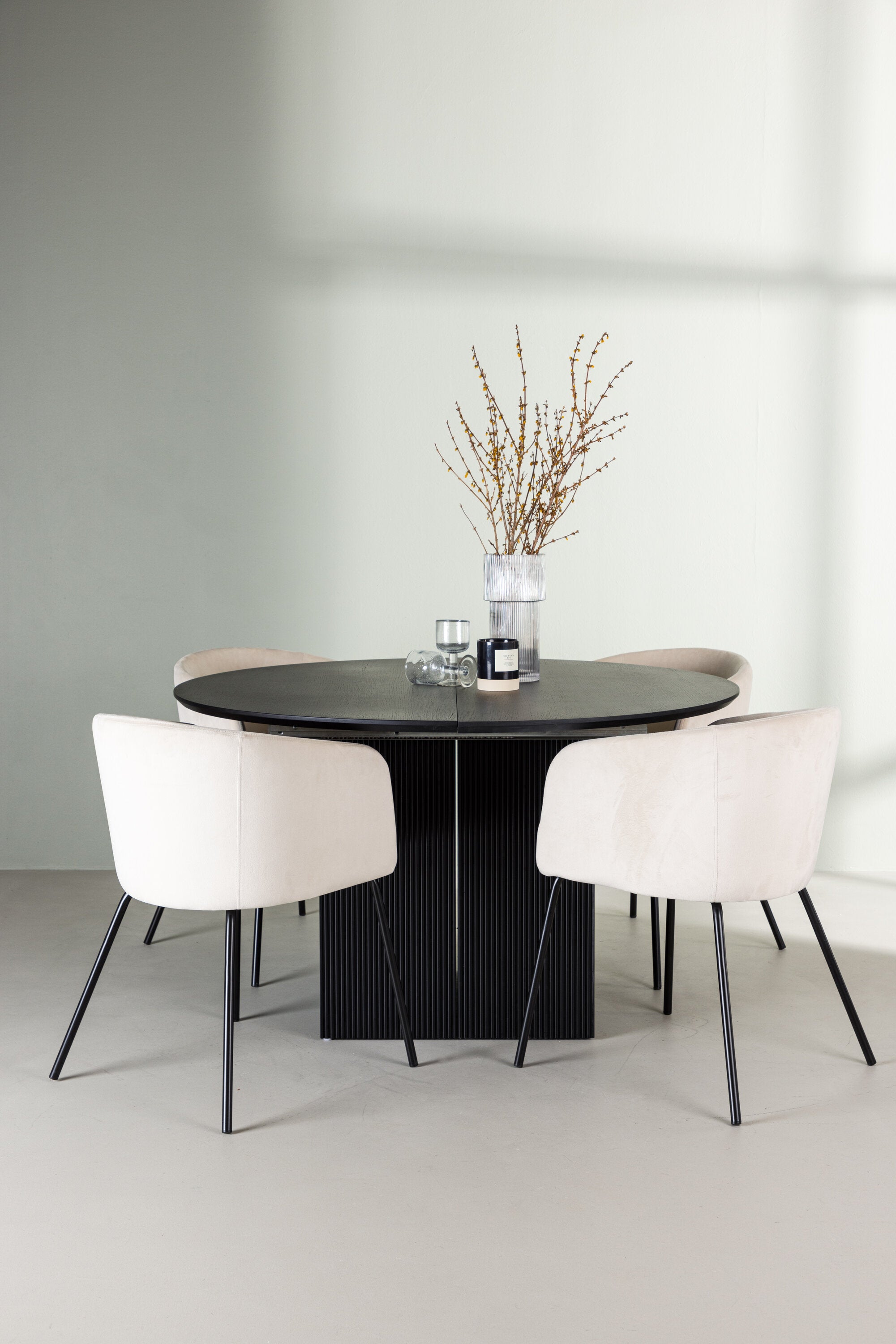Matilda Esszimmerset + Berit ⌀130cm/4St. in Beige, Schwarz präsentiert im Onlineshop von KAQTU Design AG. Esszimmerset ist von Venture Home