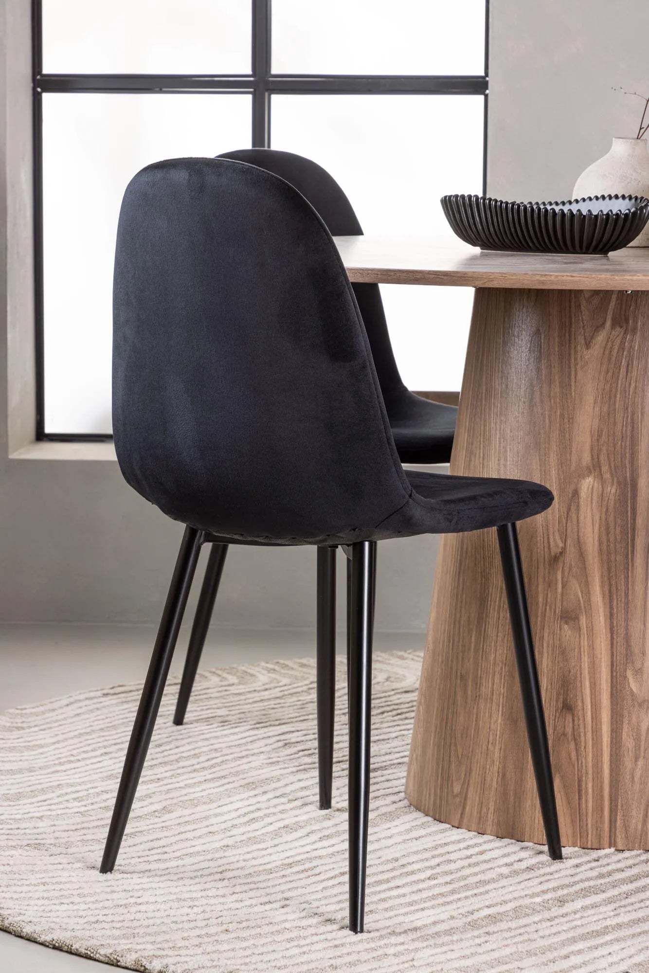 Elegantes Lanzo Set: Skandinavische Raffinesse für Ihr Esszimmer.