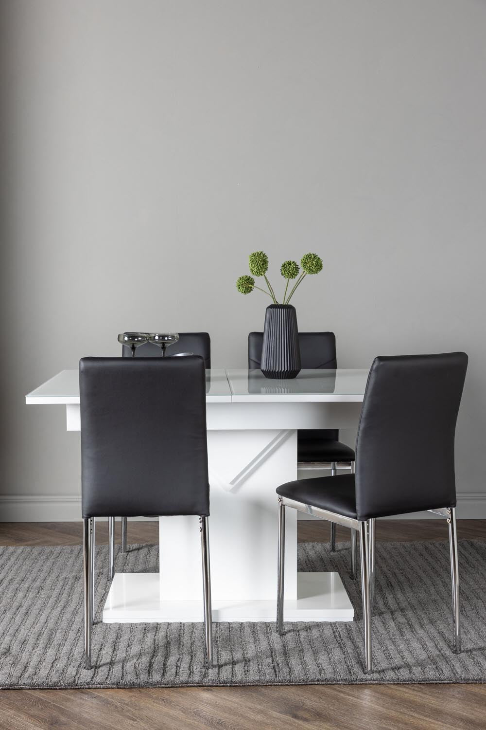 Pluto Esszimmerset ausziehbar + Lily 120cm/4St. in Schwarzes Silber präsentiert im Onlineshop von KAQTU Design AG. Esszimmerset ist von Venture Home