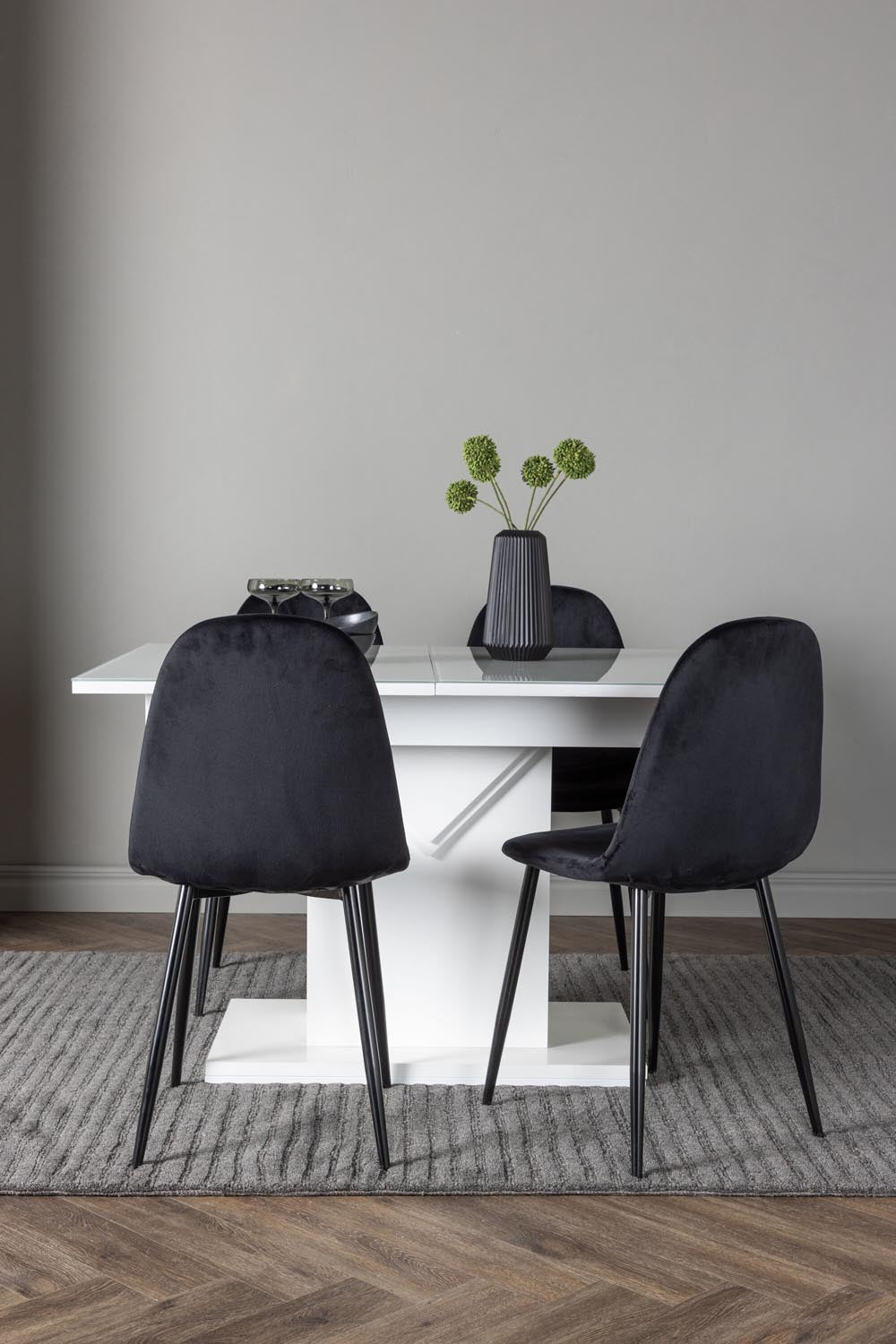 Pluto Esszimmerset ausziehbar + Polar 120cm/4St. in Schwarz präsentiert im Onlineshop von KAQTU Design AG. Esszimmerset ist von Venture Home