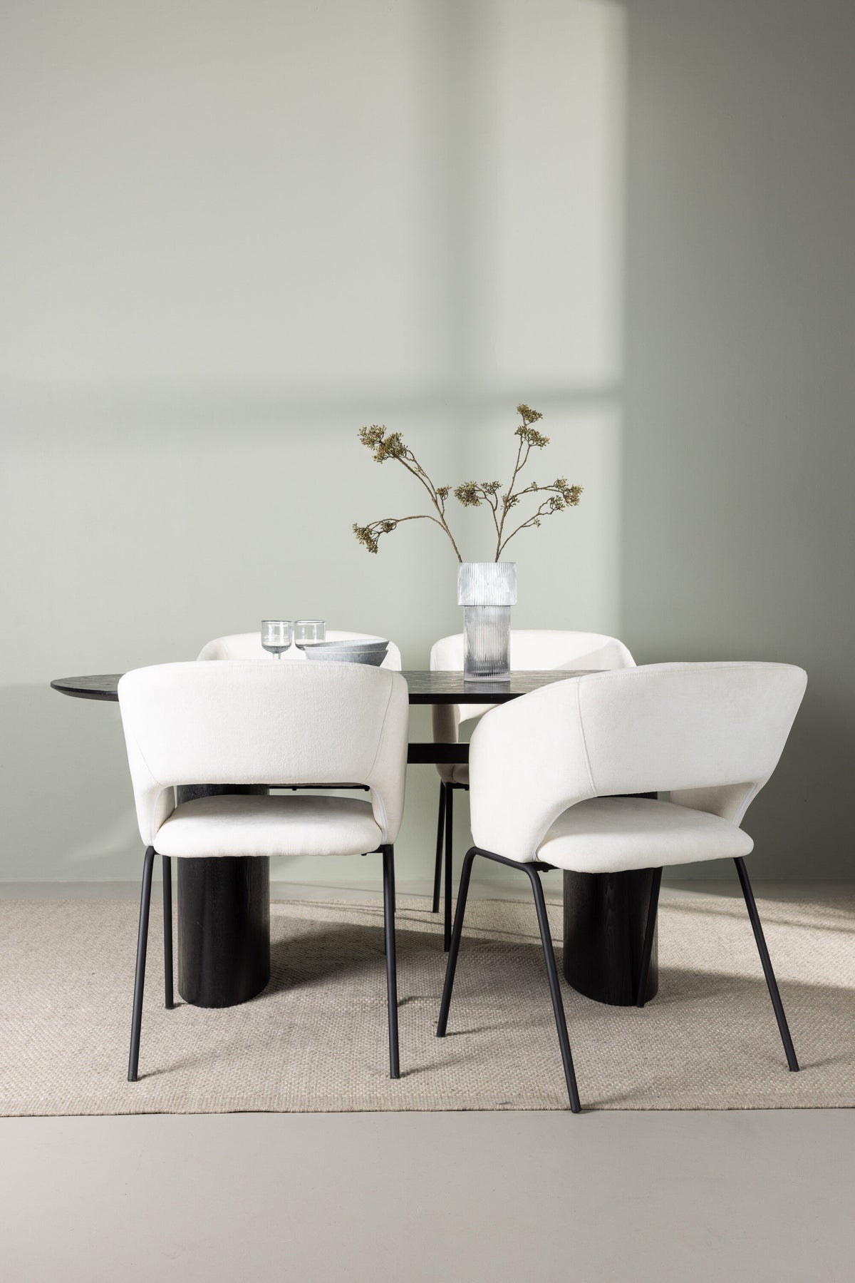 Isolde Esszimmerset + Day 180cm/4St. in Schwarz / gebrochenes Weiss präsentiert im Onlineshop von KAQTU Design AG. Esszimmerset ist von Venture Home