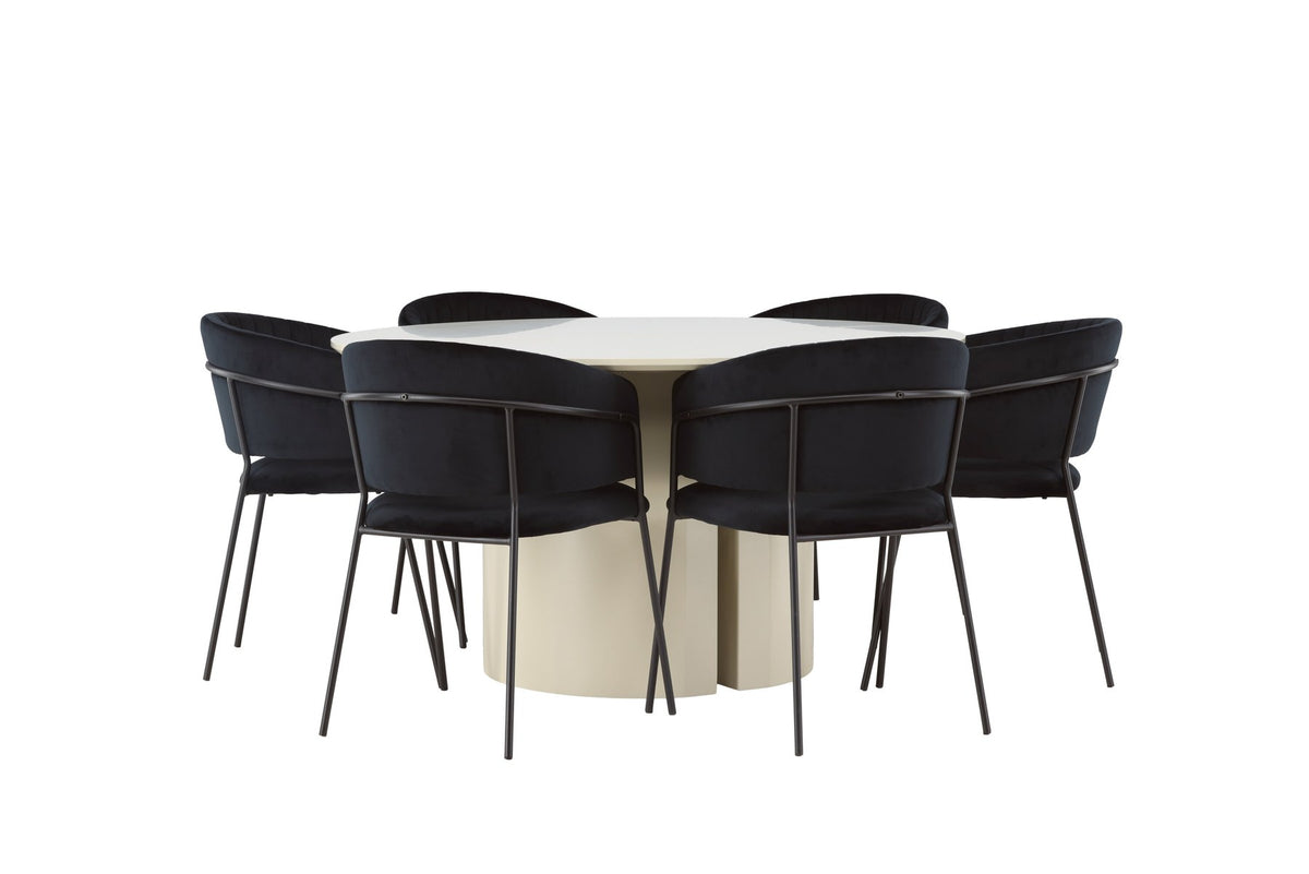 Esszimmerset Selma & Sandvik von Venture Home: zwei schwarze Stühle mit Samtbezug und ein runder Esstisch mit beiger MDF-Tischplatte.