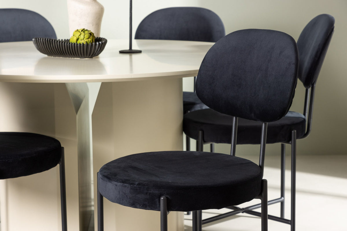 Esszimmerset mit rundem Esstisch Ø140 cm aus MDF in Beige mit PU-Lackierung und zwei schwarzen Stühlen mit Samtbezug und Stahlbeinen von Venture Home