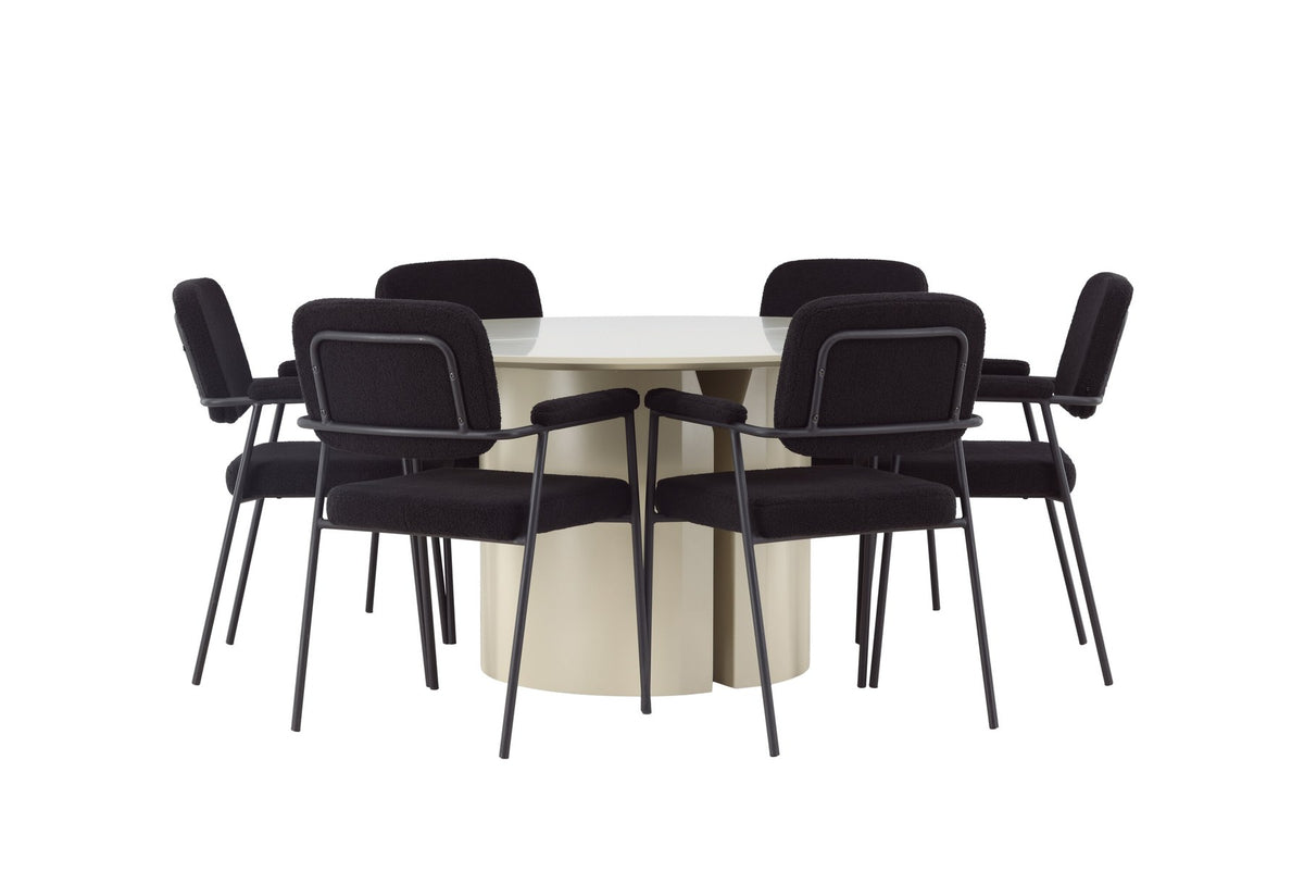Zwei schwarze Esszimmerstühle mit Polyester-Samt-Bezug und Armlehnen sowie ein runder Esstisch aus MDF mit beiger Tischplatte, Durchmesser 140cm.