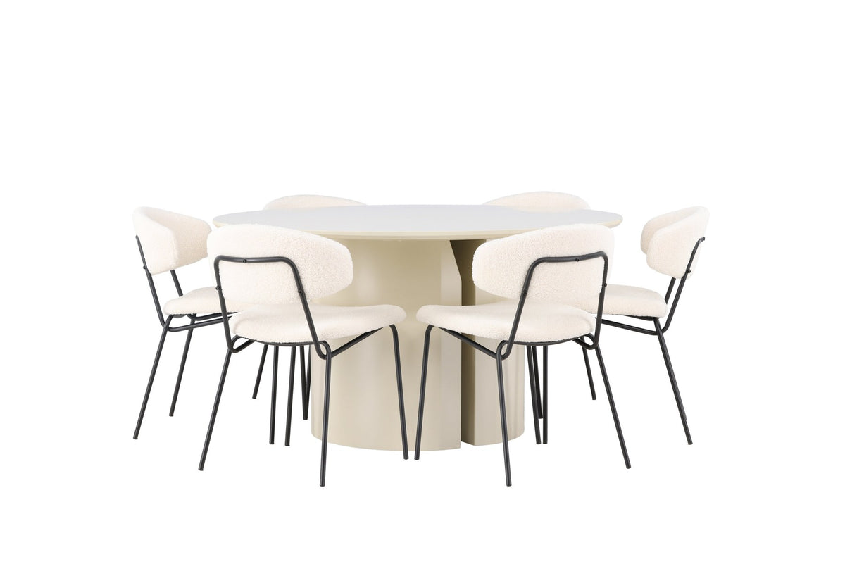Zwei weisse Esszimmerstühle mit Bouclé-Bezug und schwarzem Stahlgestell neben rundem MDF-Esstisch mit beiger Tischplatte, Durchmesser 140 cm.