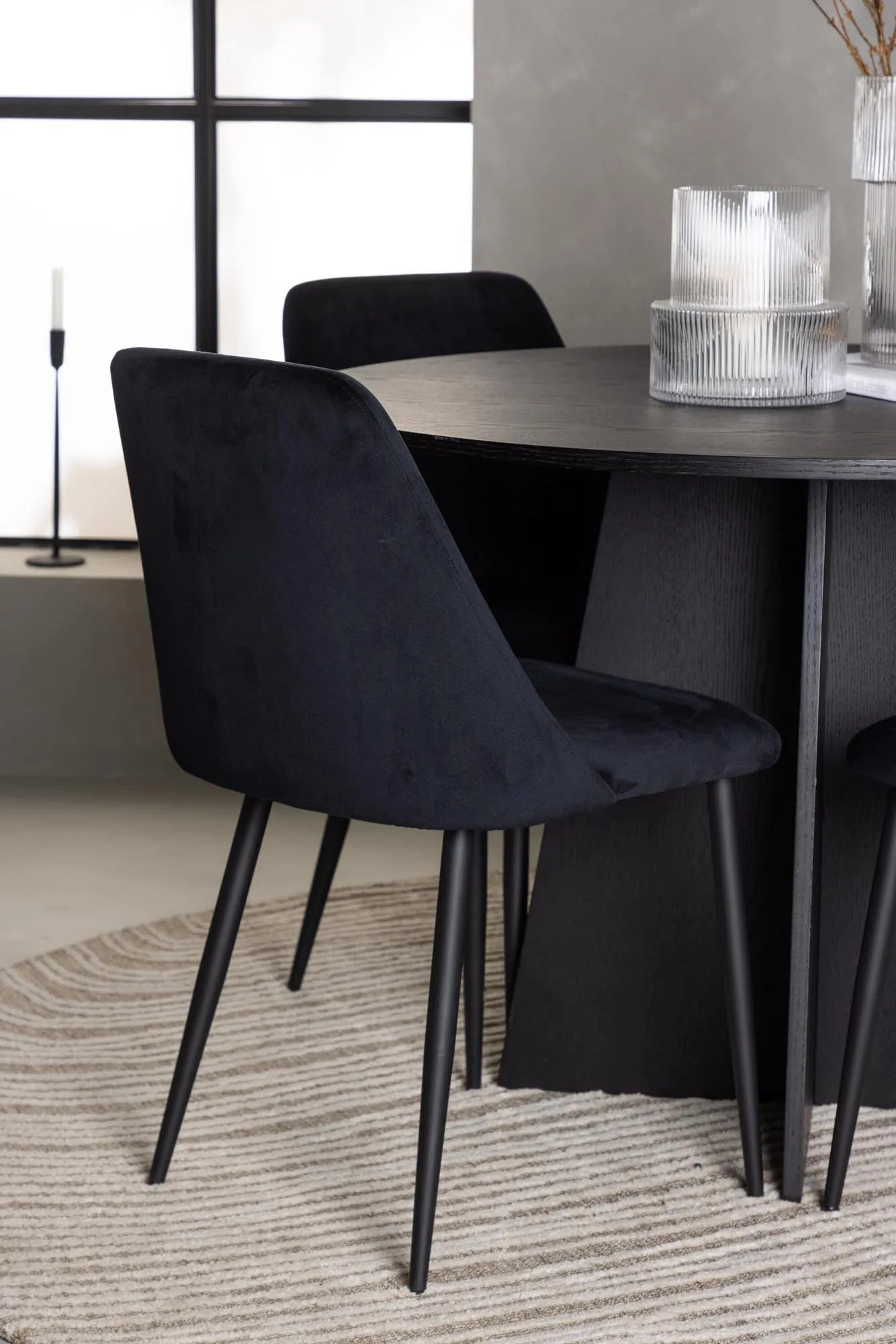 Stilvolles Bootcut Esszimmerset für gemütliche Dinnerabende.
