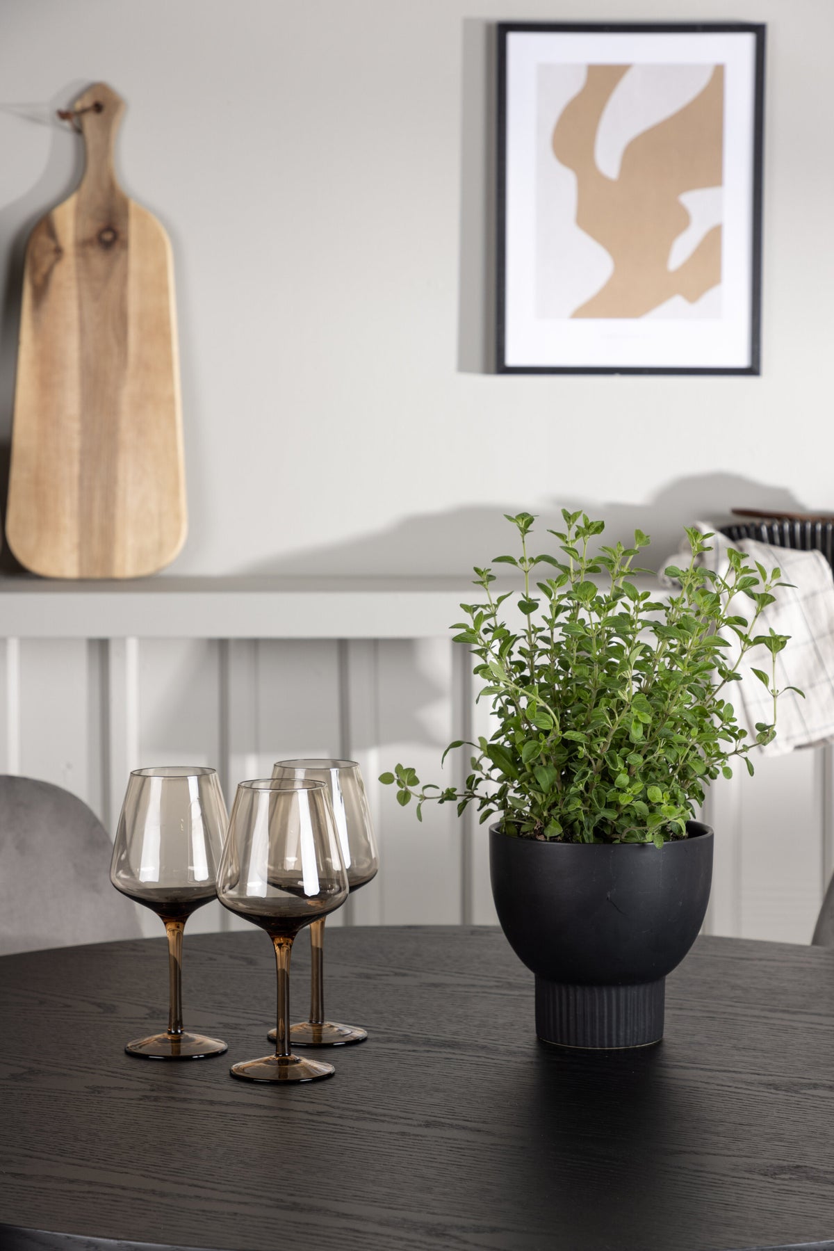 Olivia Esszimmerset + Eva ⌀110cm/4St. in Schwarz / Hellgrau /  Silber präsentiert im Onlineshop von KAQTU Design AG. Esszimmerset ist von Venture Home