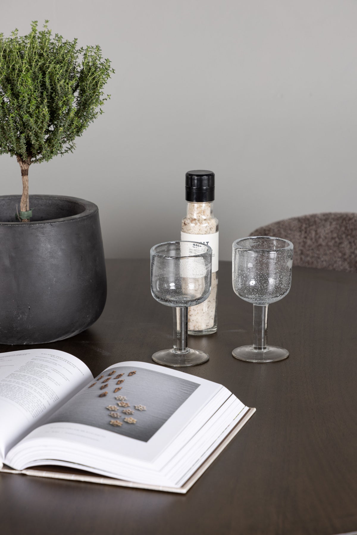 Kaseindon Esszimmerset + Modesto ⌀100cm/4St. in Schwarz, Dunkelgrau präsentiert im Onlineshop von KAQTU Design AG. Esszimmerset ist von Venture Home