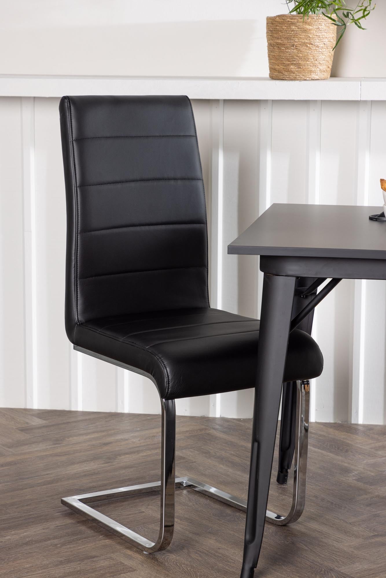 Stylisches Tempe Esszimmerset: Quadratischer 80x80 cm Tisch aus pflegeleichtem MDF, robuste Stahlbeine und elegante PU-Stühle im modernen Industriedesign.