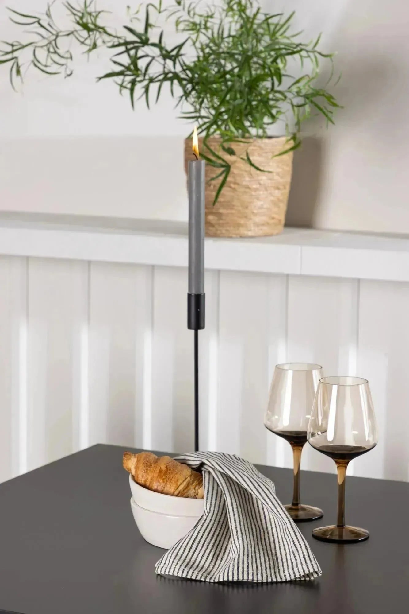 Modernes Tempe Esszimmerset mit Zeno Stühlen, ideal für kleine Räume.