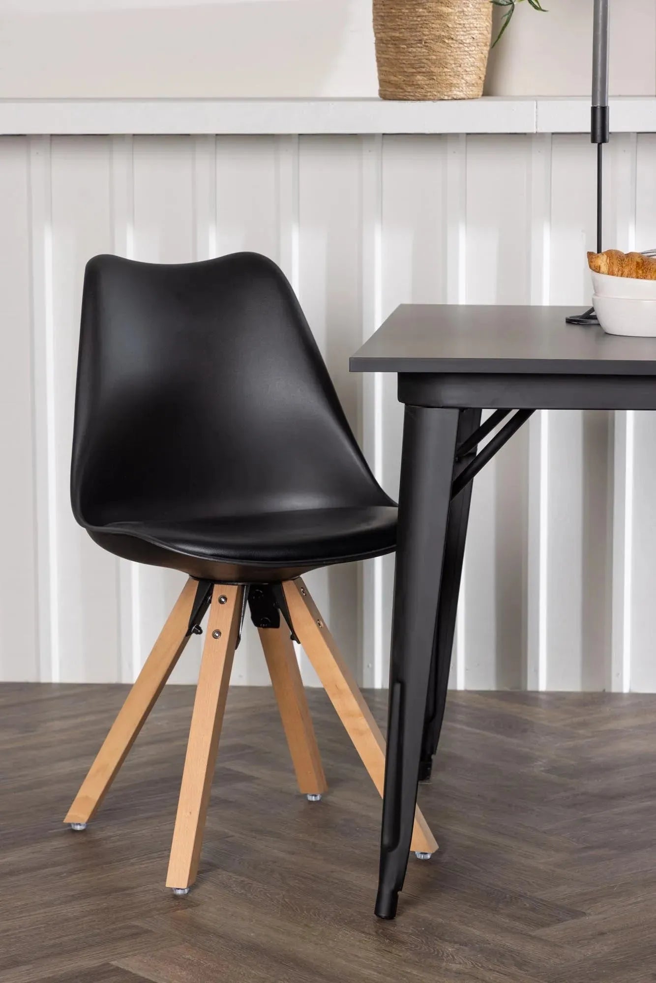 Modernes Tempe Esszimmerset mit Zeno Stühlen für stilvolle Räume.