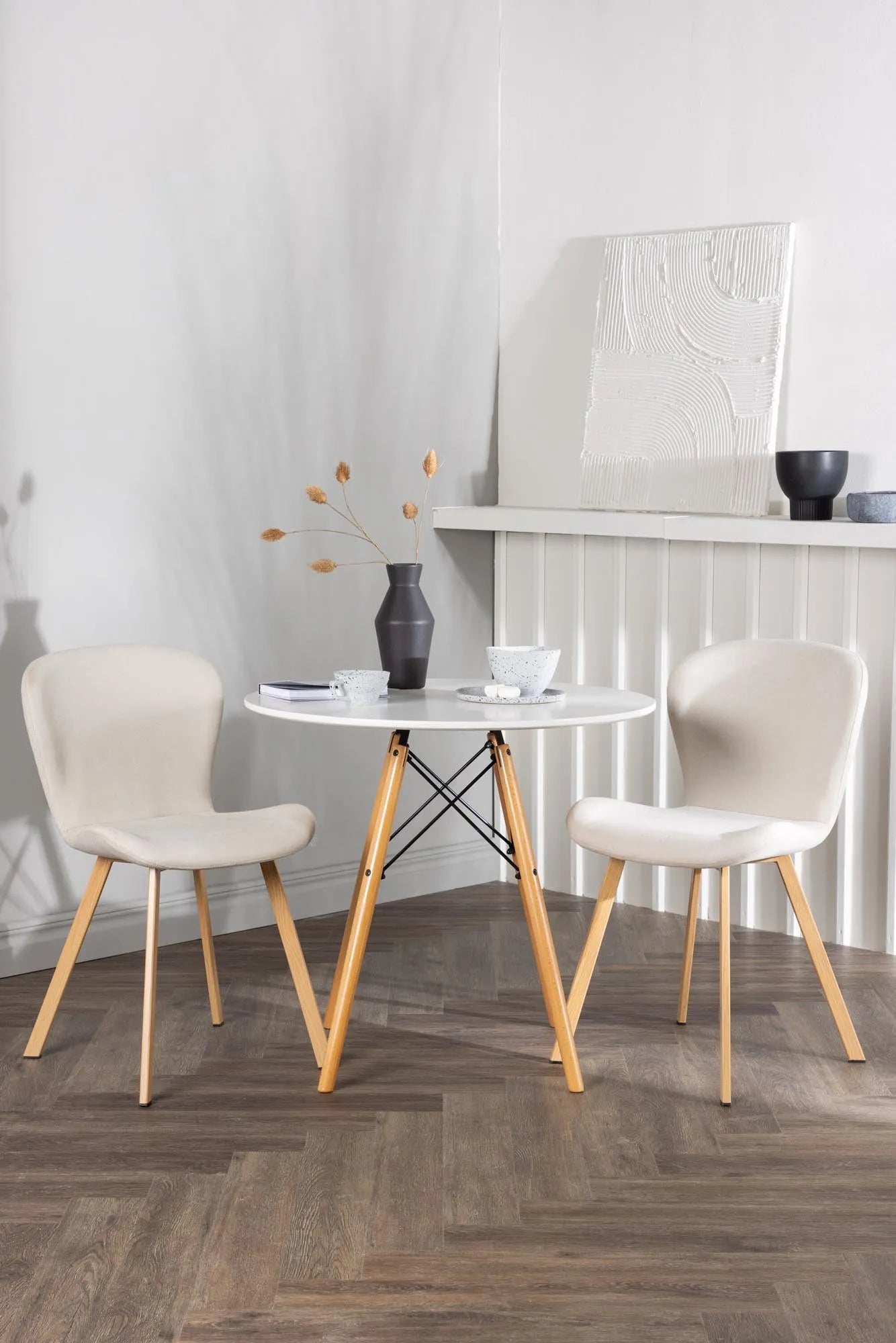 Elegantes Danburi Esszimmerset mit Lilja Tisch, ideal für kleine Räume.