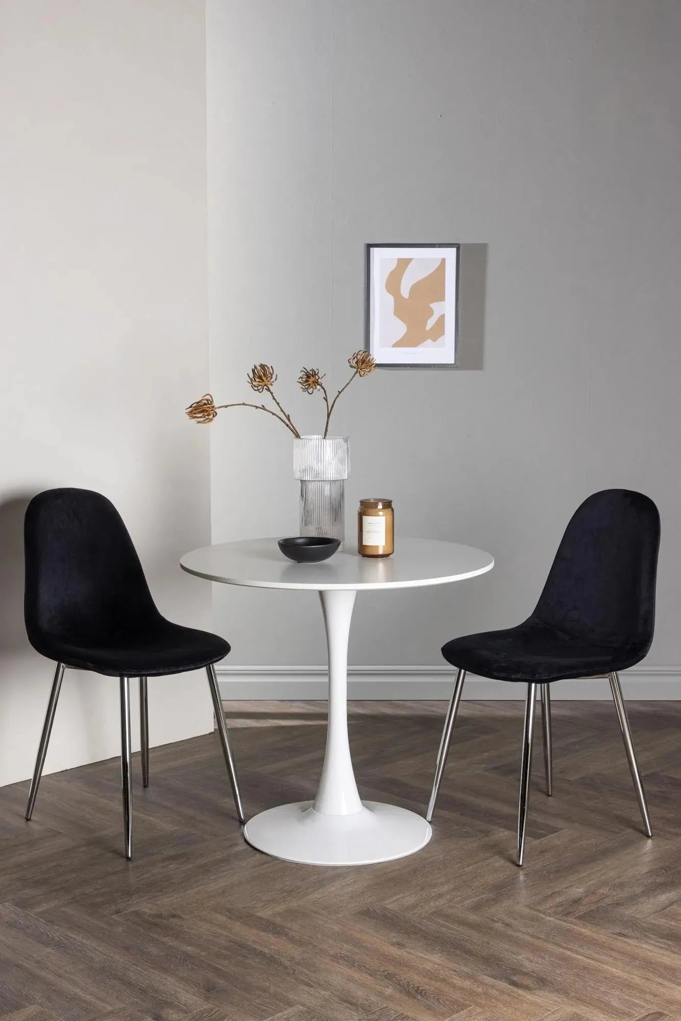 Elegantes Esszimmerset: Runder Tisch mit weißem MDF, Trompetenfuß, 2 schwarze Samtstühle, ideal für kleine Küchen.